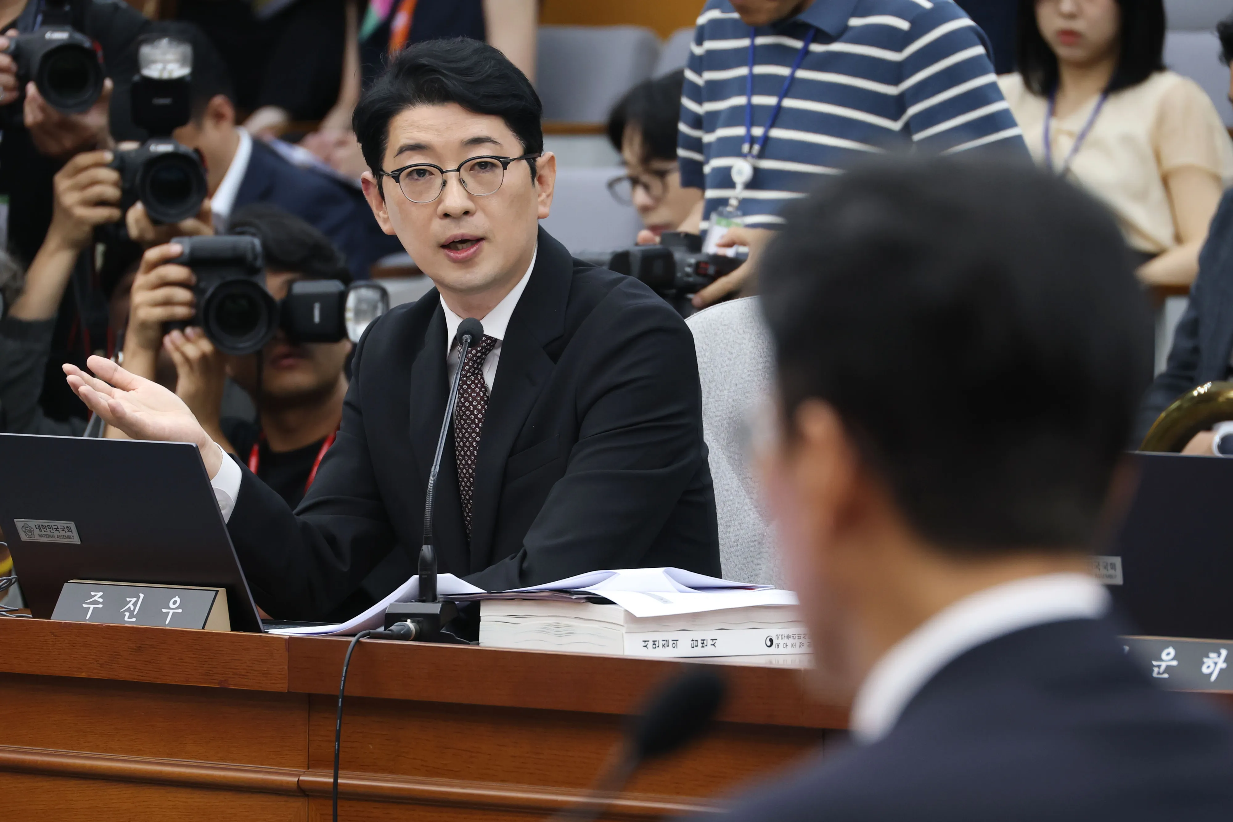 김민석 후보자에게 질의하는 주진우  주진우 국민의힘 의원이 25일 오전 서울 여의도 국회에서 열린 국무총리 후보자 임명동의안 심사를 위한 인사청문회에서 김민석 후보자에게 질의하고 있다.  2025.6.25 뉴스1