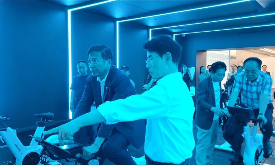 사이클 스튜디오에서 체험 중인 박승진 의원과 주민들