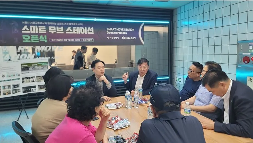 개관식 후 주민들과 간담회 중인 박승진 의원