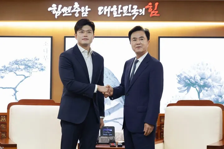 김용태 국민의힘 비상대책위원장이 25일 충청남도청을 방문, 김태흠 도지사와 면담 전 기념촬영을 하고 있다. 뉴시스