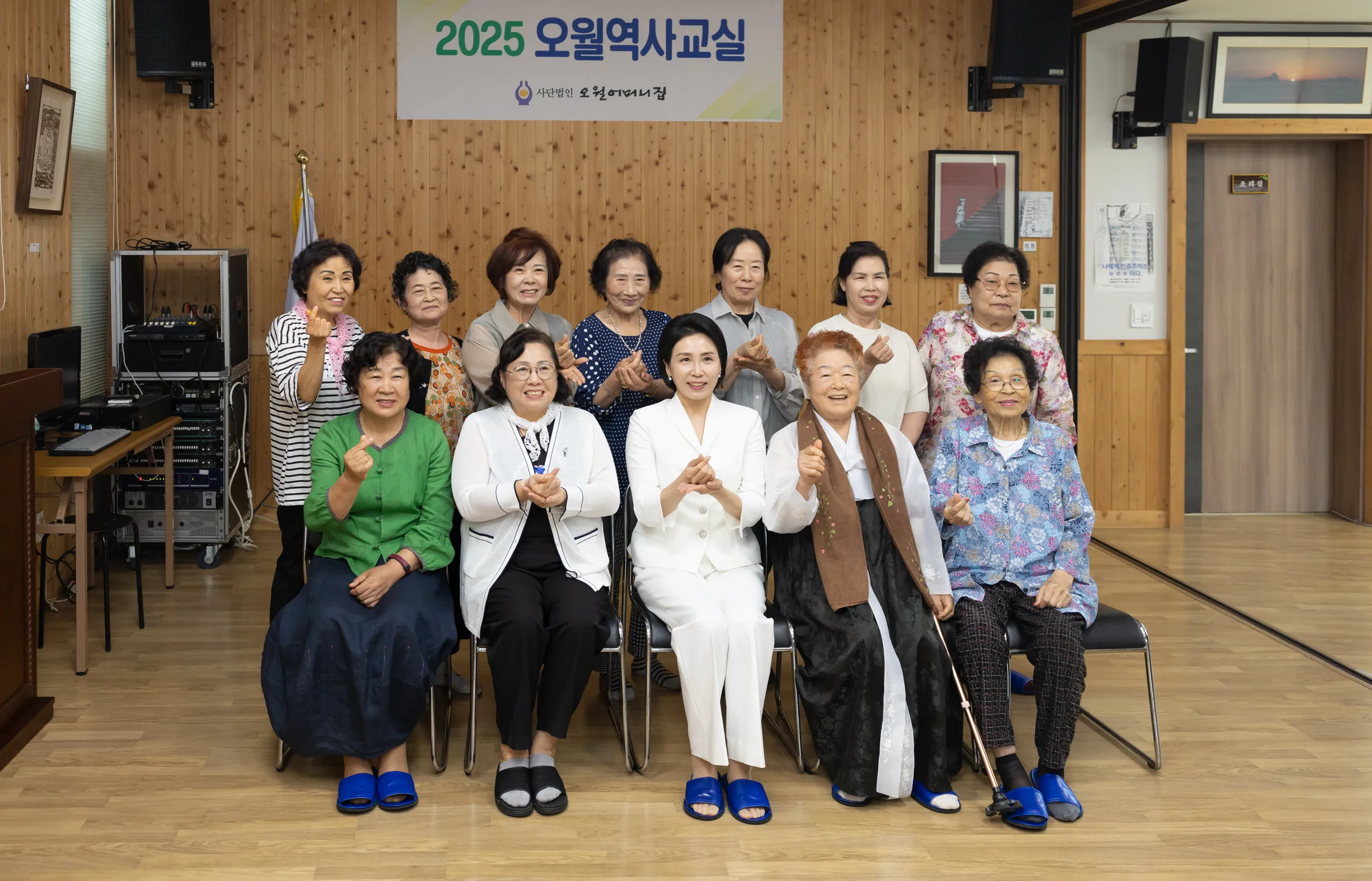 김혜경 여사가 25일 광주 남구 오월어머니집을 방문해 5·18민주화운동 유공자 유족인 오월어머니들과 기념 촬영을 하고 있다.
대통령실 제공