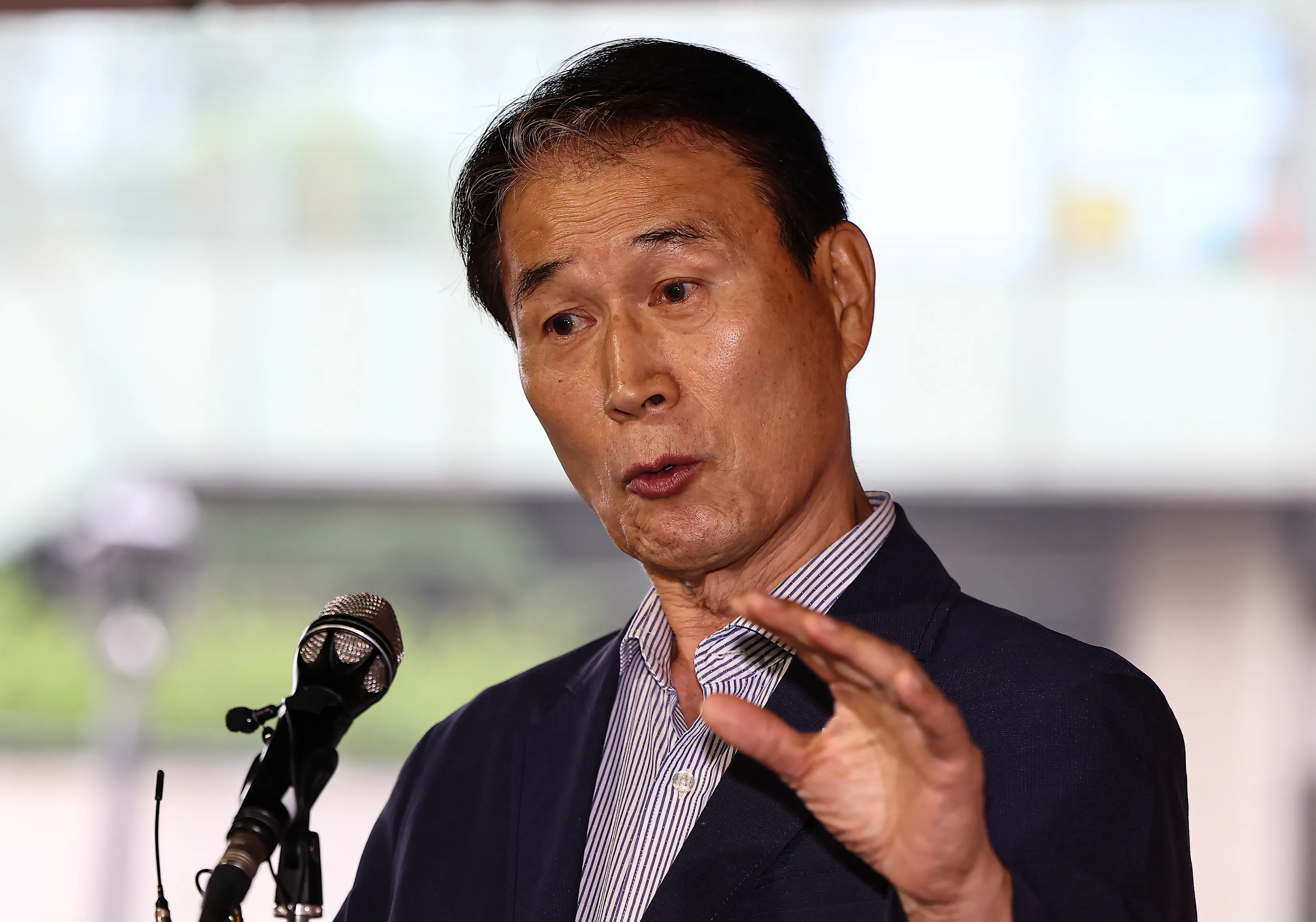 25일 출근길에 취재진의 질문에 답하는 권오을 국가보훈부 장관 후보자.
뉴스1