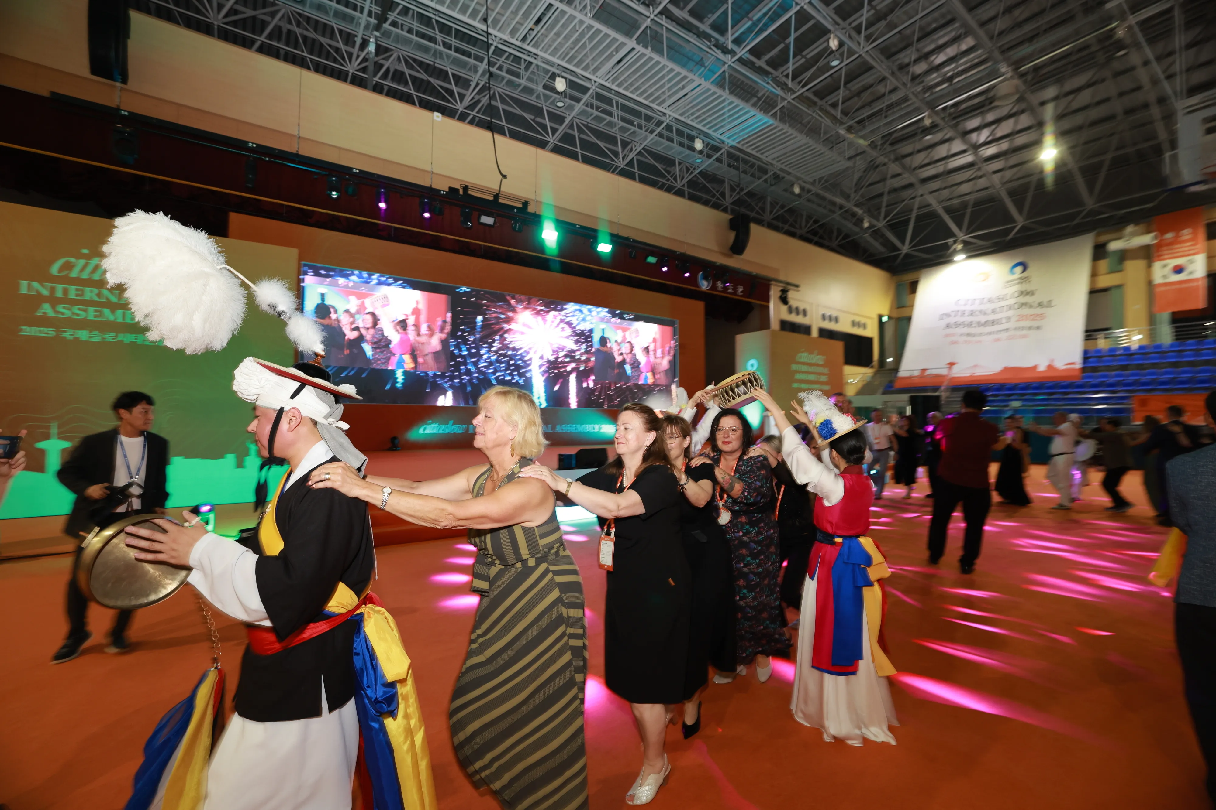 청해진스포츠센터에서 민속공연을 체험하고 있는 슬로시티 대표들.
완도군 제공