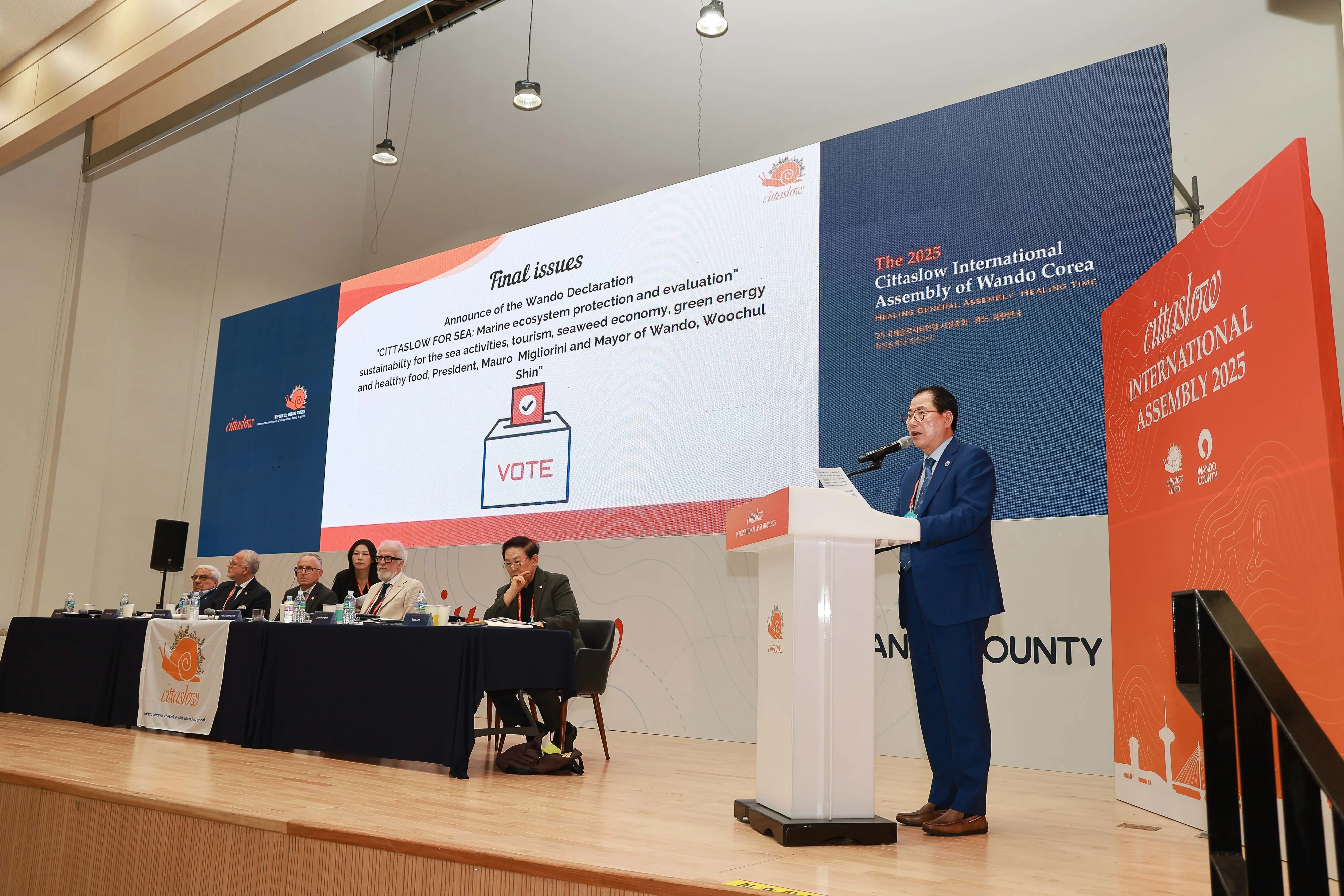 신우철 완도군수가 국제슬로시티연맹 시장총회에서 지속 가능한 해조류 블루카본 선언문을 발표하고 있다.
완도군 제공