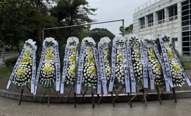 기성용 이적에 항의하는 팬들이 FC서울 훈련장에 보낸 근조화환.
FC서울 홈페이지 캡처