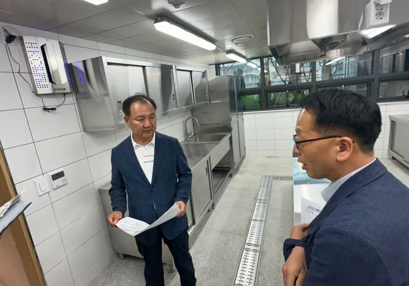 신설동 주민센터 신청사에 방문한 이병윤 위원장