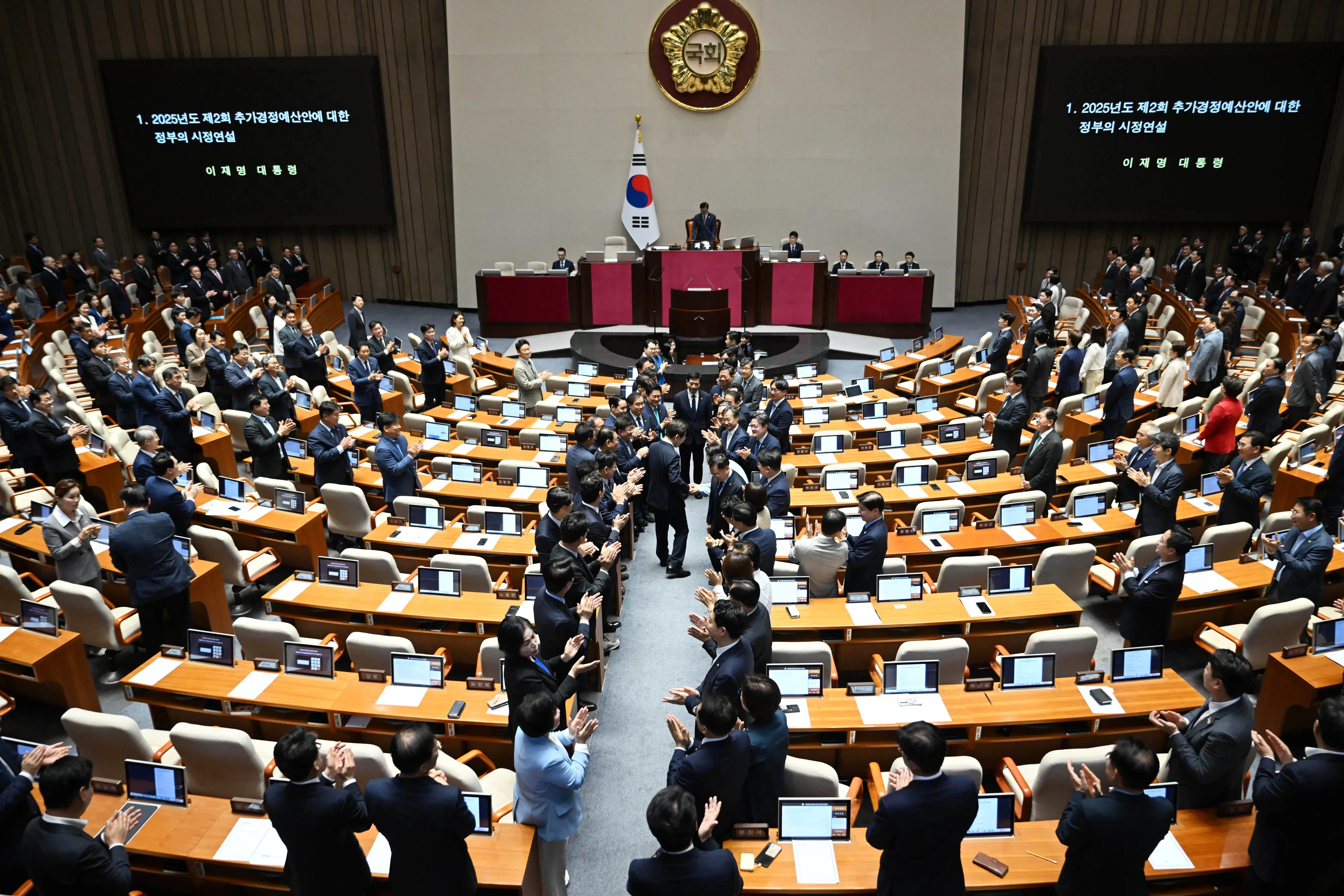 이재명 대통령이 26일 국회에서 열린 본회의에서 추가경정예산 시정연설을 하기 위해 입장하고 있다. 2025.6.26 홍윤기 기자