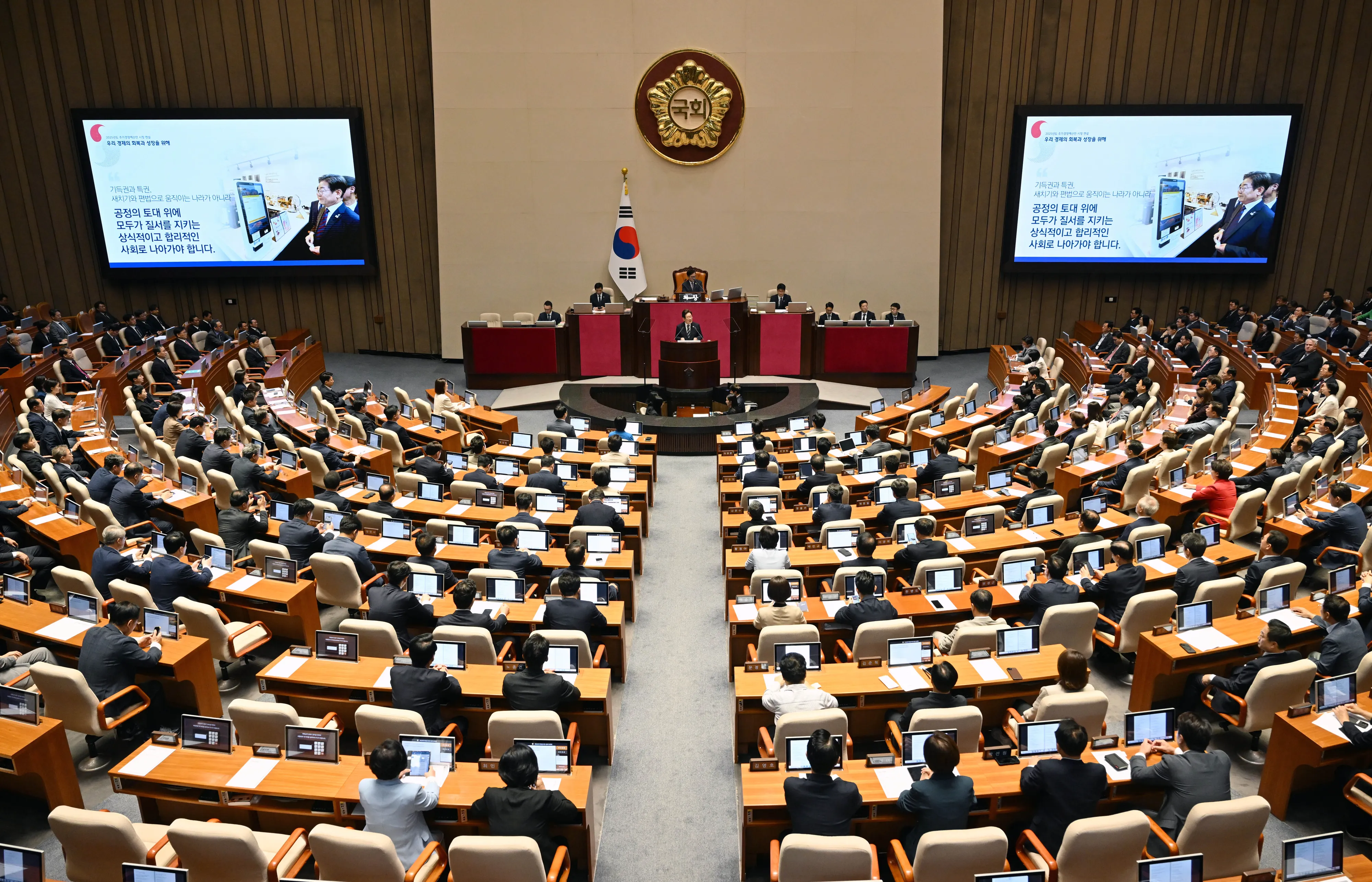 이재명 대통령이 26일 국회에서 열린 제426회국회(임시회) 제2차 본회의에서 2025년도 제2회 추가경정예산안에 대한 정부의 시정연설을 하고 있다. 2025.6.26 홍윤기 기자