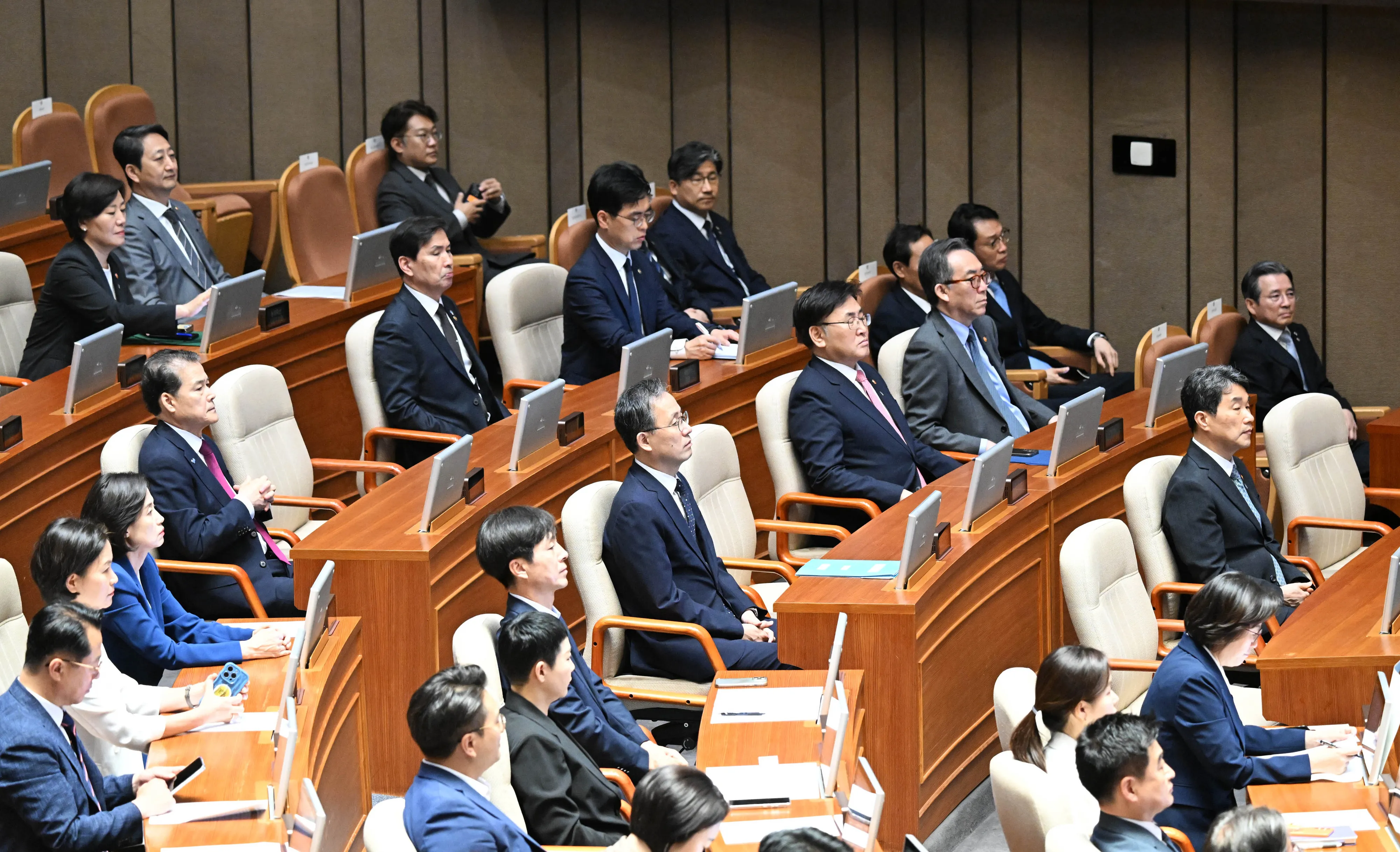 국무위원들이 26일 국회에서 열린 제426회국회(임시회) 제2차 본회의에 참석하고 있다. 2025.6.26 홍윤기 기자