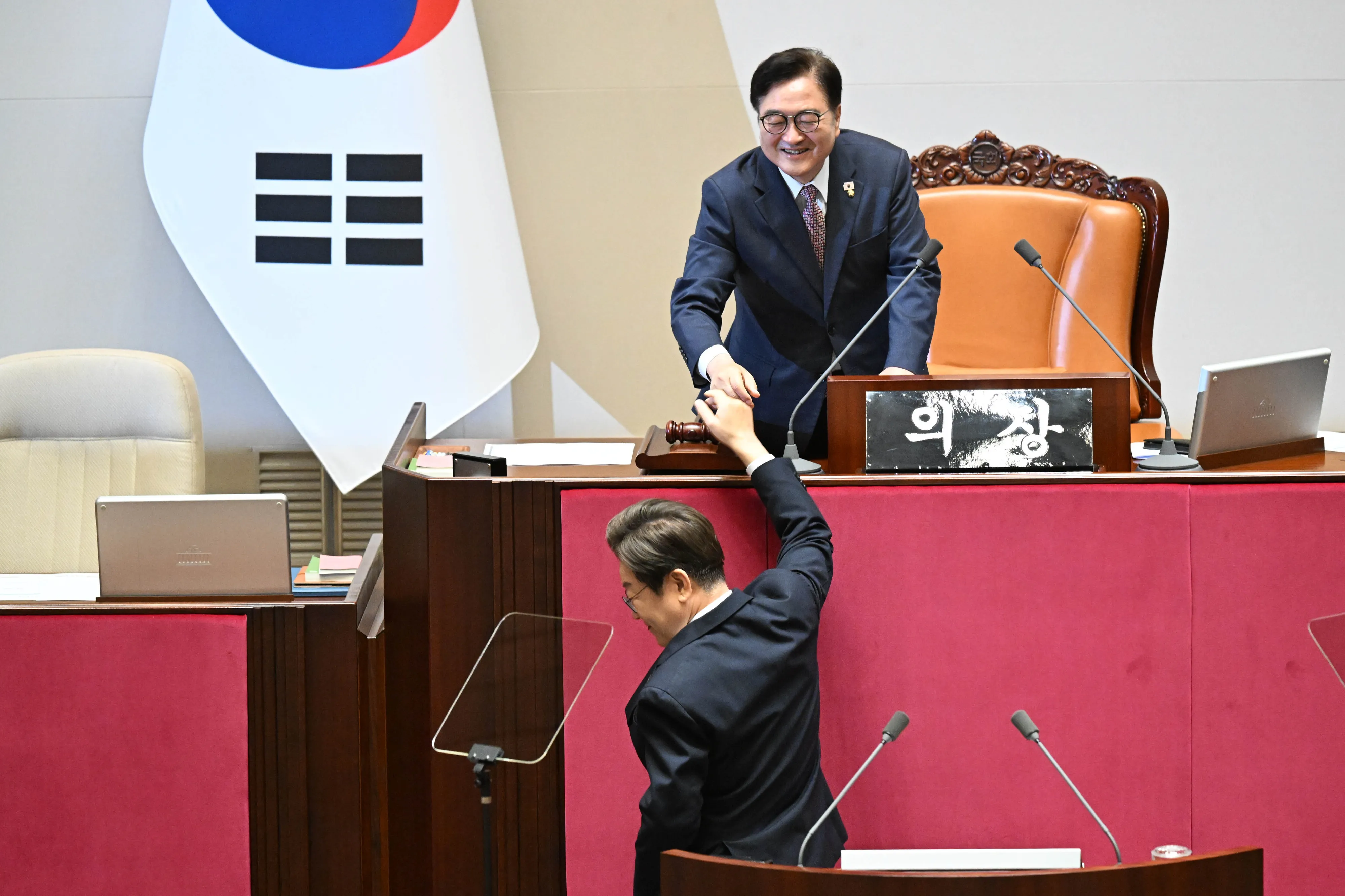 이재명 대통령이 26일 국회에서 열린 제426회국회(임시회) 제2차 본회의에서 2025년도 제2회 추가경정예산안에 대한 정부의 시정연설을 마친 뒤 우원식 국회의장과 인사하고 있다. 2025.6.26 홍윤기 기자