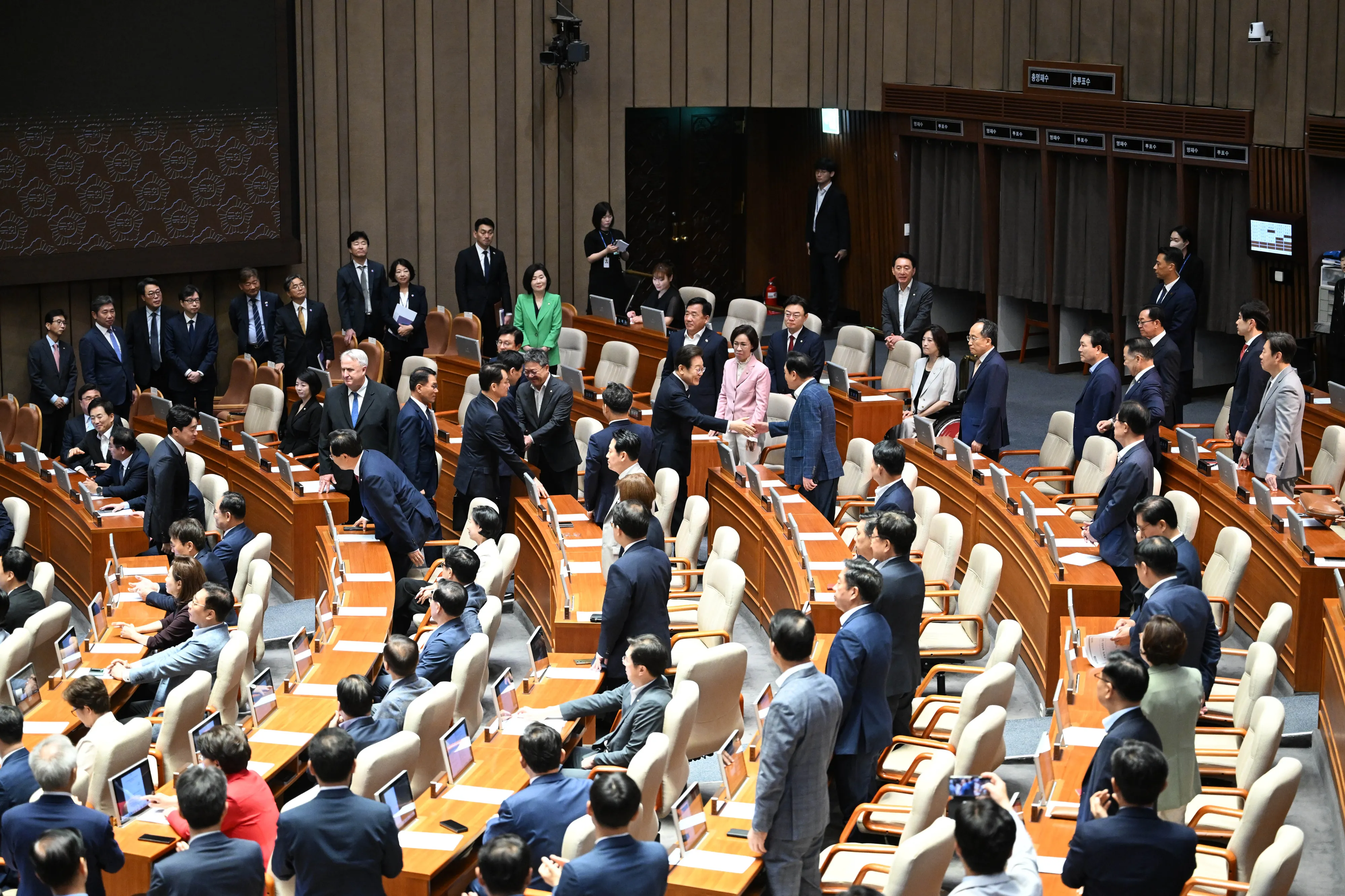이재명 대통령이 26일 국회에서 열린 제426회국회(임시회) 제2차 본회의에서 2025년도 제2회 추가경정예산안에 대한 정부의 시정연설을 마친 뒤 국민의힘 의원들과 인사하고 있다. 2025.6.26 홍윤기 기자