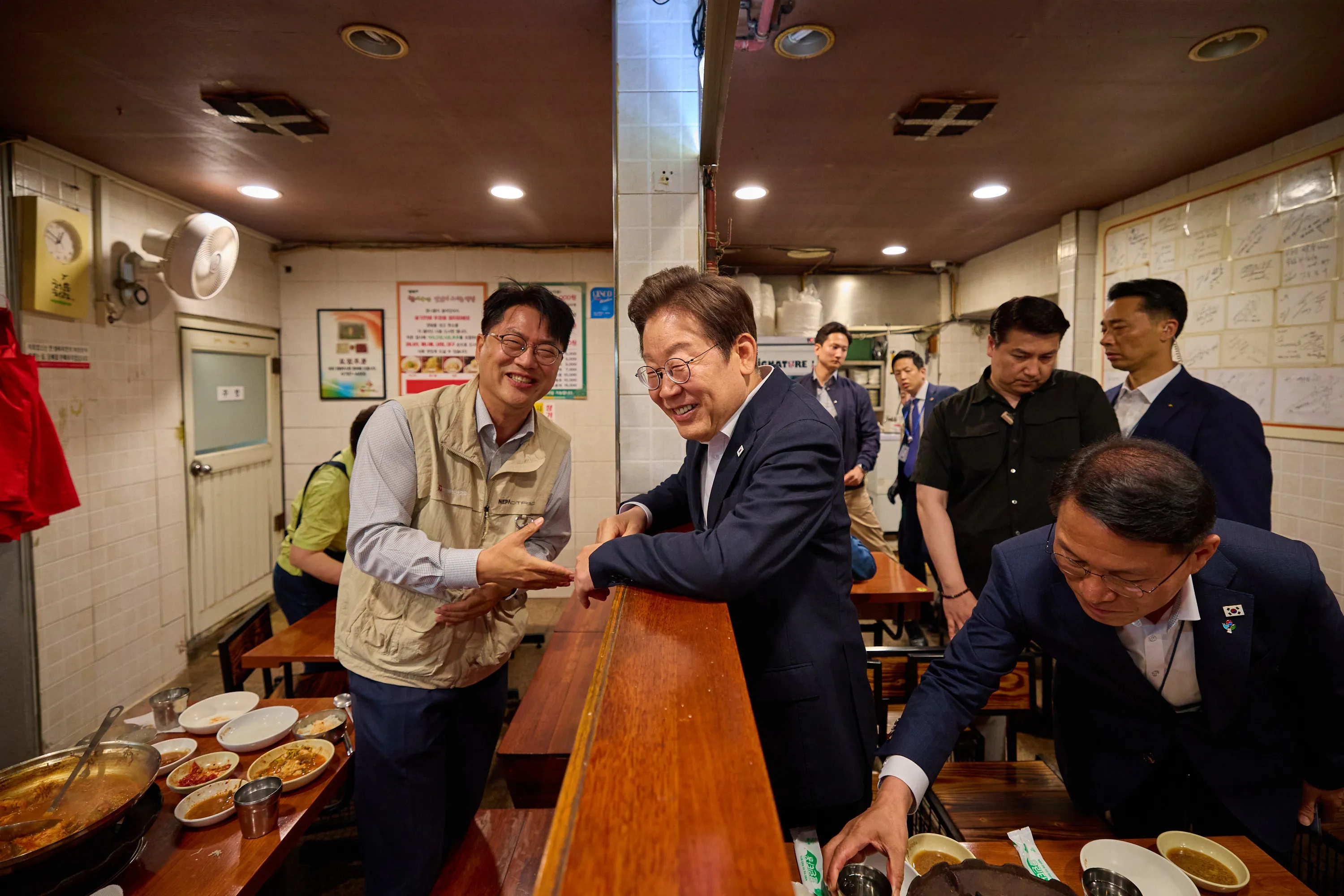이재명 대통령이 26일 서울 용산 대통령실 앞의 골목 상권인 대구탕집을 찾아 시민과 대화를 하고 있다. 2025.06.26 대통령실 제공