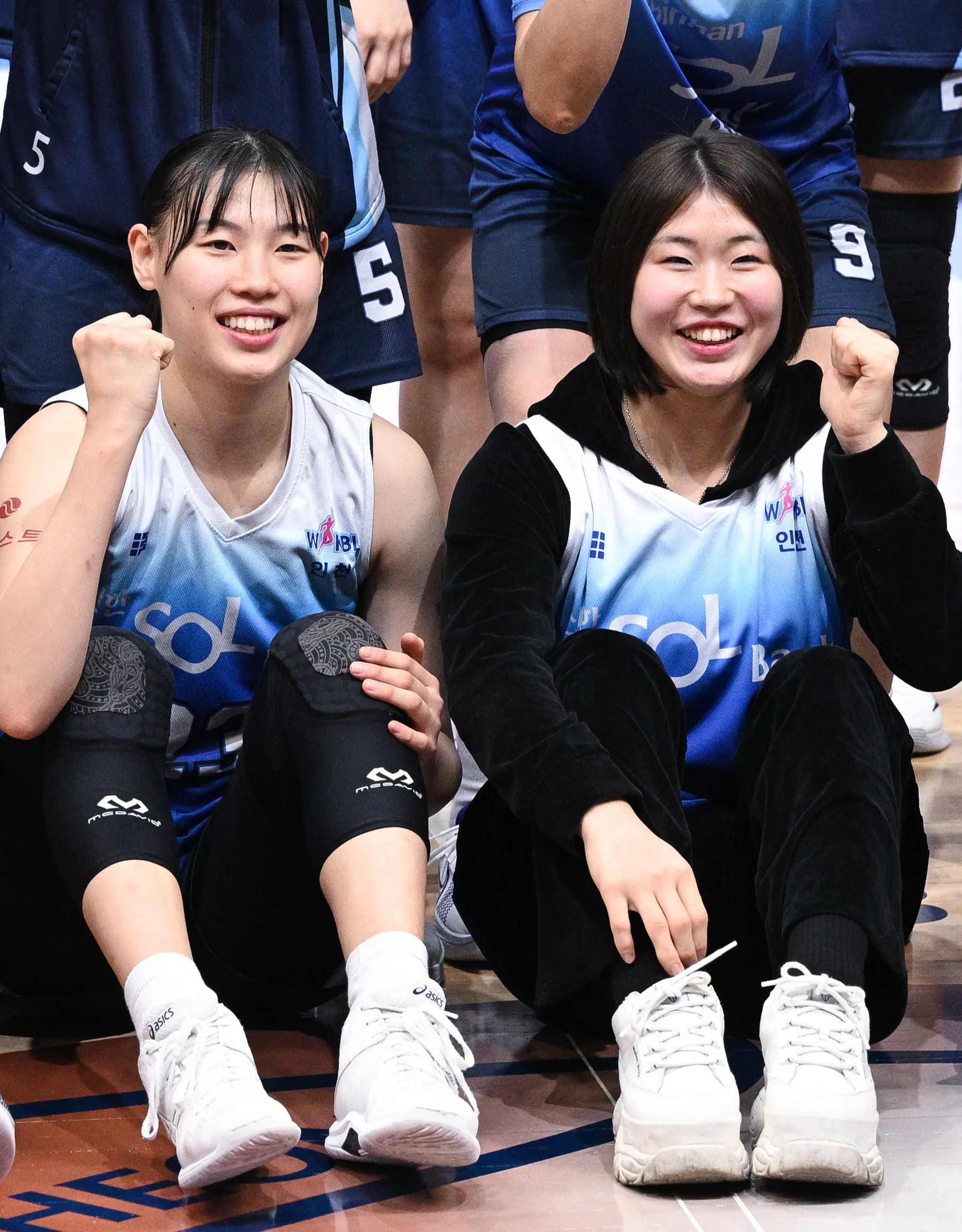 인천 신한은행 홍유순이 지난 1월 18일 인천도원체육관에서 열린 2024~25 여자프로농구 정규시즌 아산 우리은행과의 홈 경기를 앞두고 유도 국가대표이자 재일교포인 허미미와 각오를 다지고 있다. WKBL 제공
