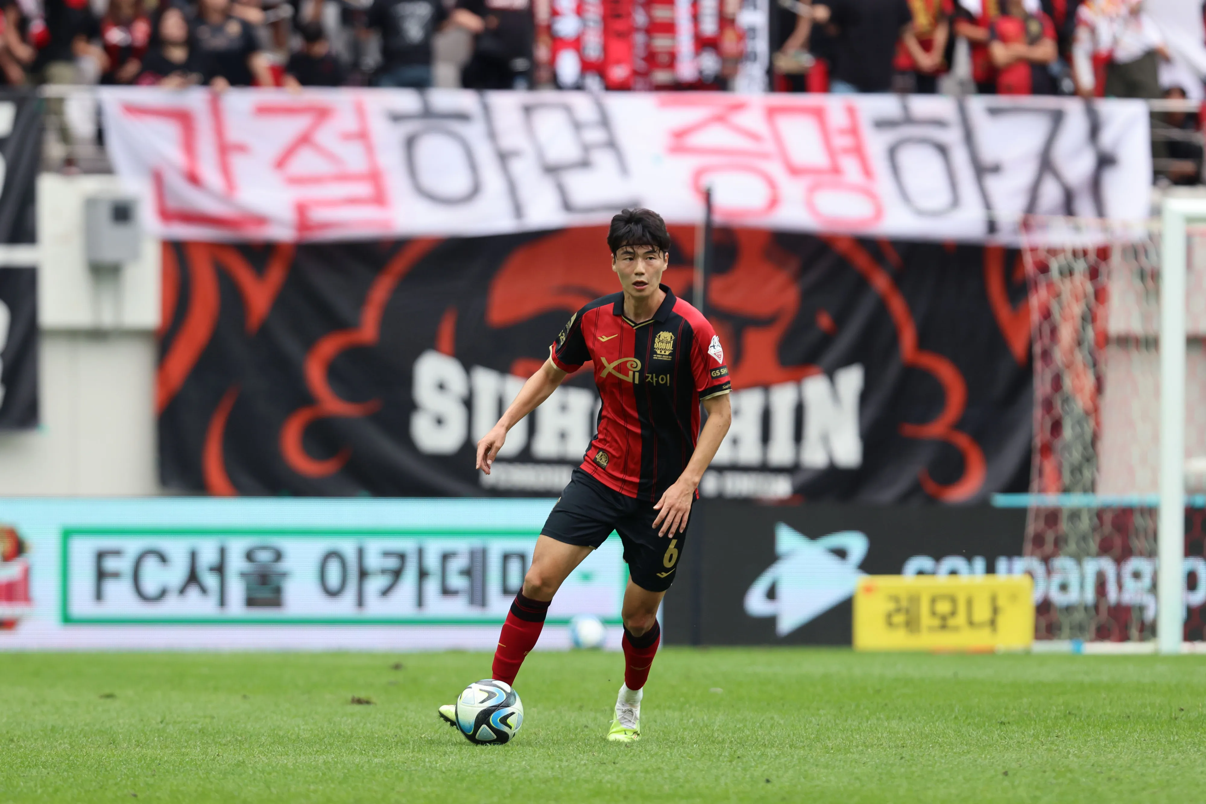 FC서울 기성용이 2023년 10월 서울월드컵경기장에서 열린 2023 K리그1  전북 현대와의 홈 경기에서 드리블하고 있다. K리그 제공