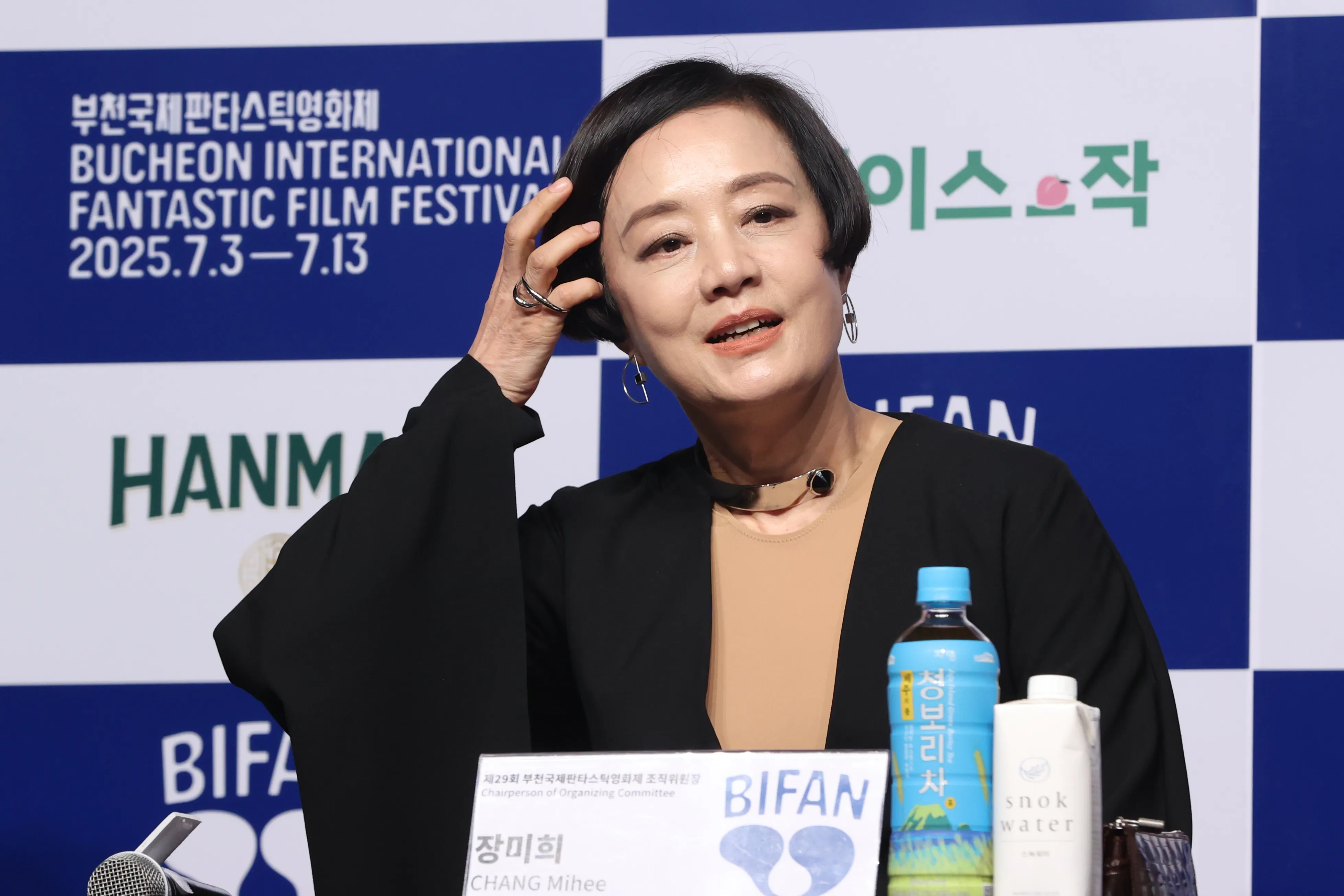 머리 넘기는 장미희 조직위원장  지난 10일 ‘제29회 부천국제판타스틱영화제 공식 기자회견’에 나선 장미희 조직위원장.
연합뉴스
