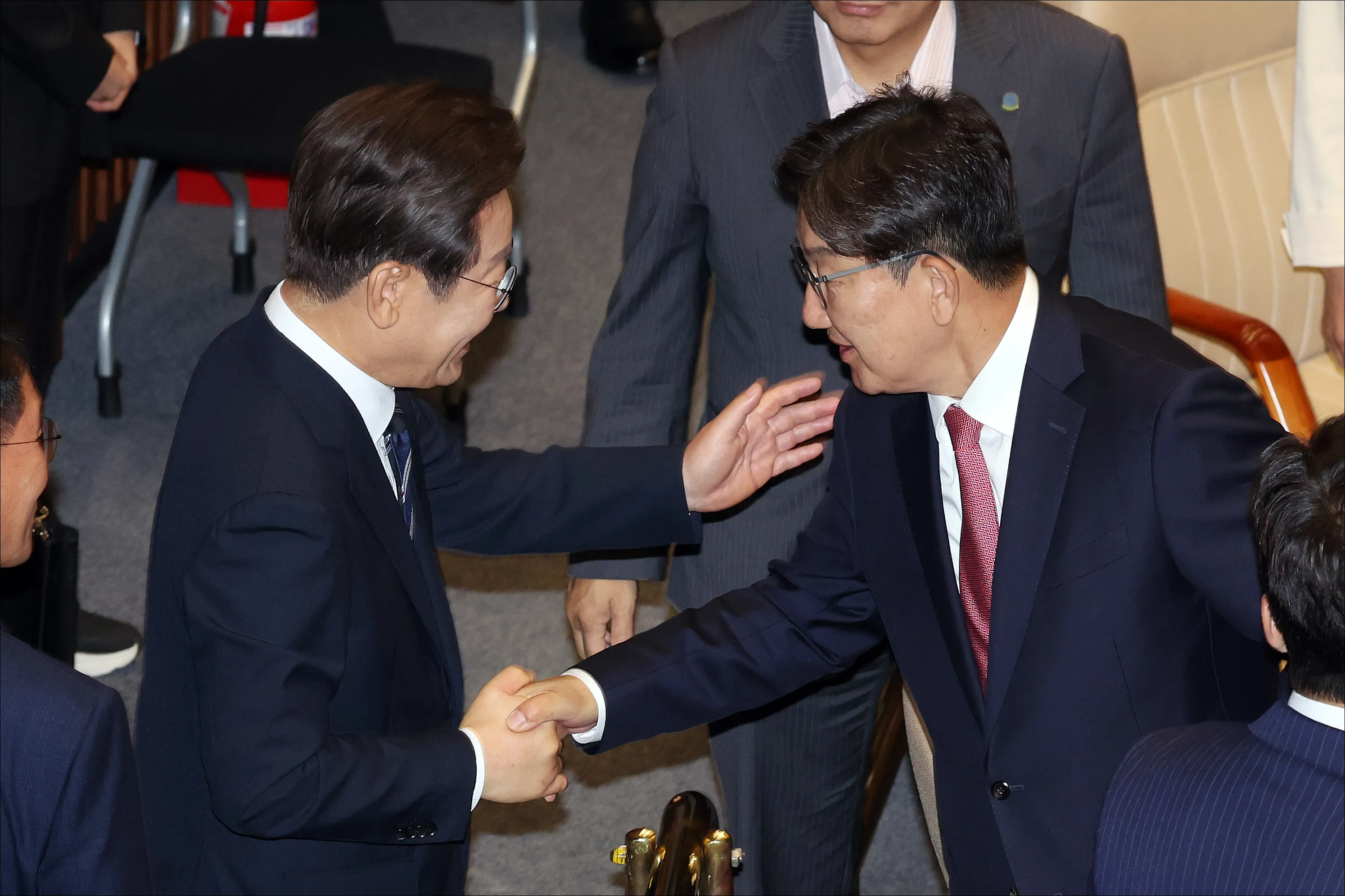 “김민석 안 된다” 권성동에 어깨 툭툭  이재명 대통령이 26일 국회에서 취임 후 첫 시정연설을 한 뒤 권성동 국민의힘 의원과 인사하던 도중 권 의원이 “김민석 국무총리 임명은 안 된다”고 두 차례 말하자 그의 어깨를 두드리고 있다.
홍윤기 기자