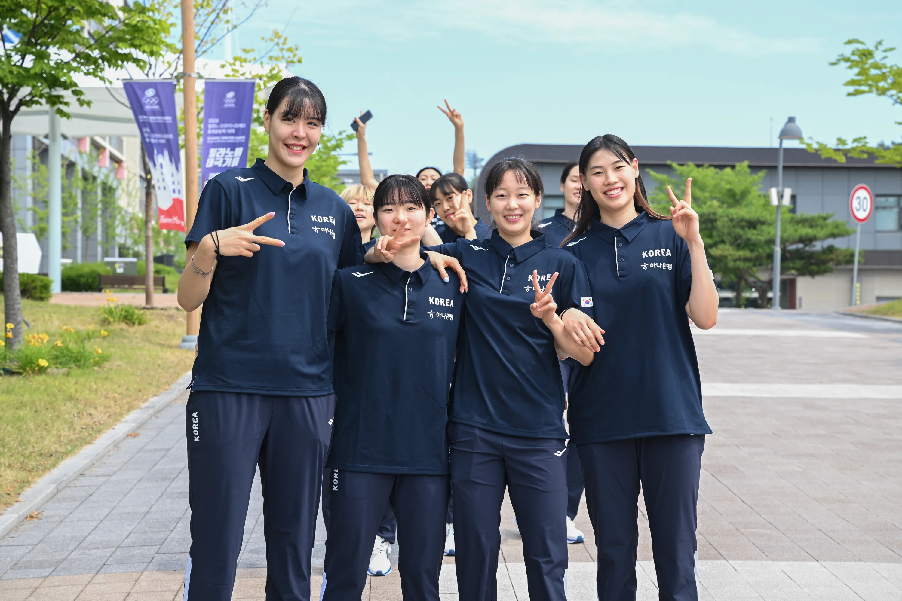 최근 진천국가대표선수촌에서 박지수(왼쪽부터), 허예은, 신지현 등과 함께 새달 열리는 아시아컵에 대한 각오를 다지는 홍유순.
대한민국농구협회 제공