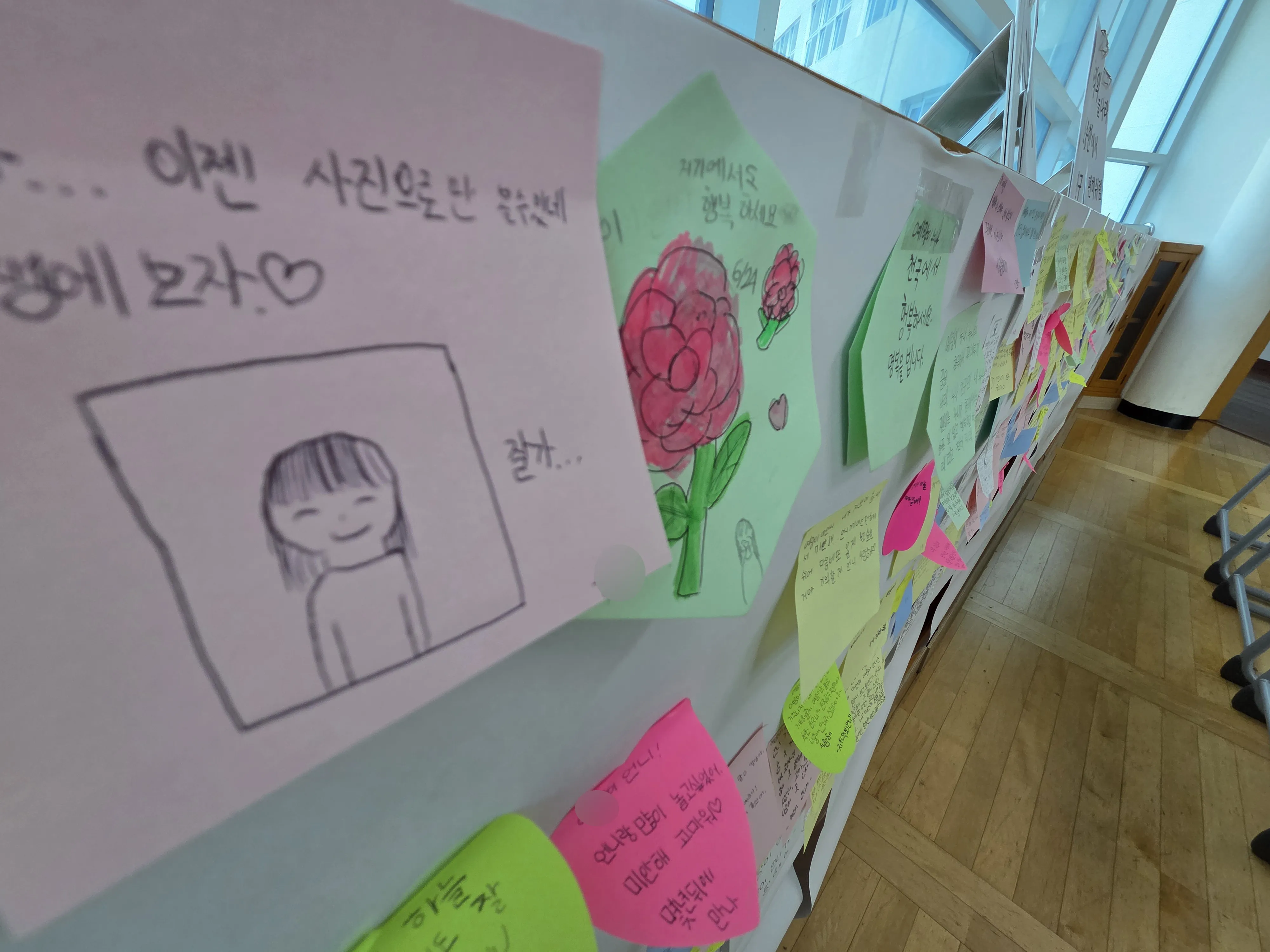 25일 오후 최근 아파트 화재로 숨진 자매가 다닌 부산진구의 한 초등학교에 이들을 추모하기 위한 공간이 마련돼 있다. 지난 24일 새벽 부산진구 한 아파트에서 부모가 일을 하러 나간 사이 불이 나 10살과 7살 자매가 숨졌다. 2025.6.25 연합뉴스