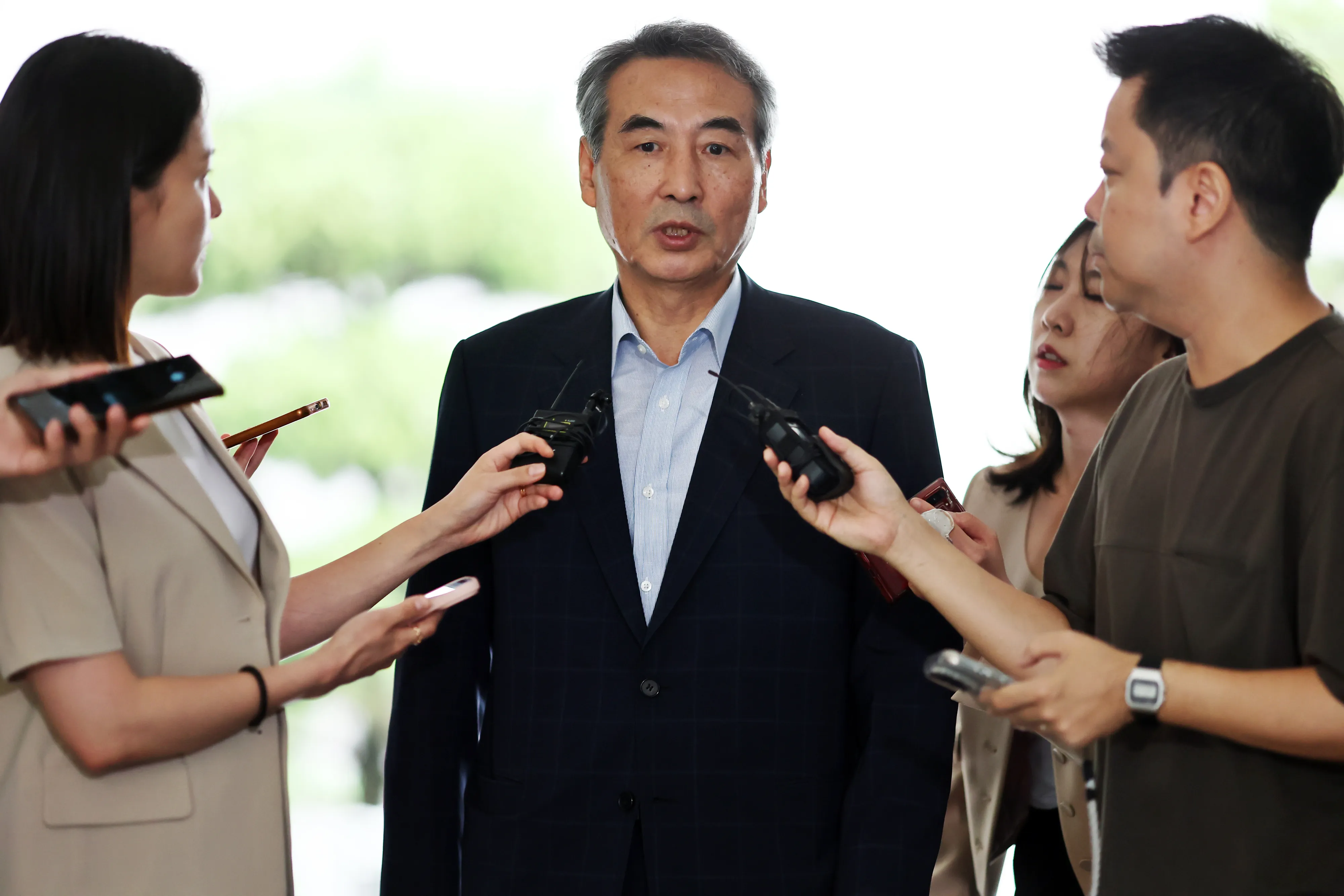 윤석열 전 대통령 부인 김건희 여사와 관련한 각종 의혹 사건을 수사하는 민중기 특별검사가 27일 서울 서초구에 마련된 특검팀 사무실로 출근하며 취재진 질문에 답하고 있다. 2025.6.27 연합뉴스