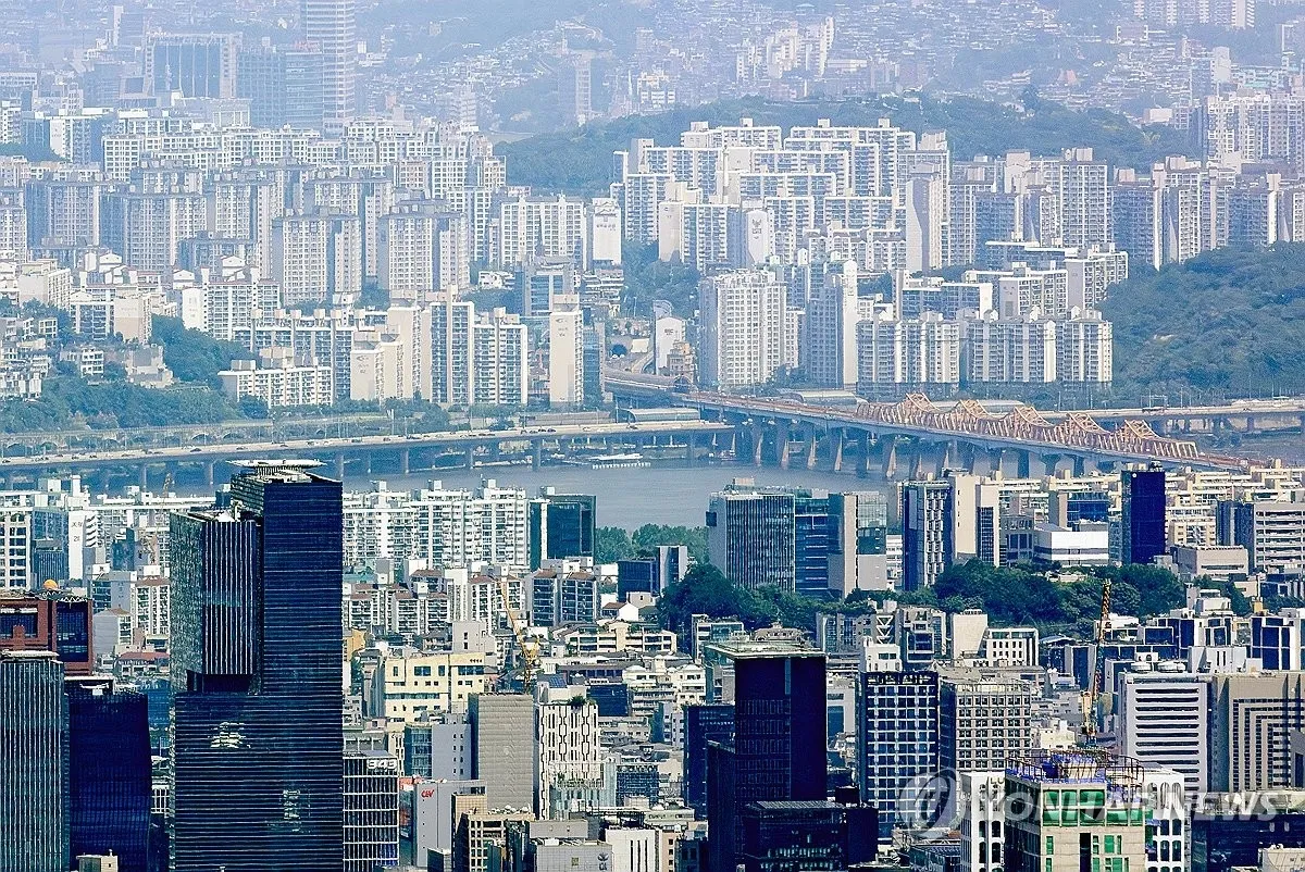 22일 경기도 성남시 청계산 매바위에서 바라본 서울 강남구(아래)와 한강 이북 아파트 단지. 연합뉴스