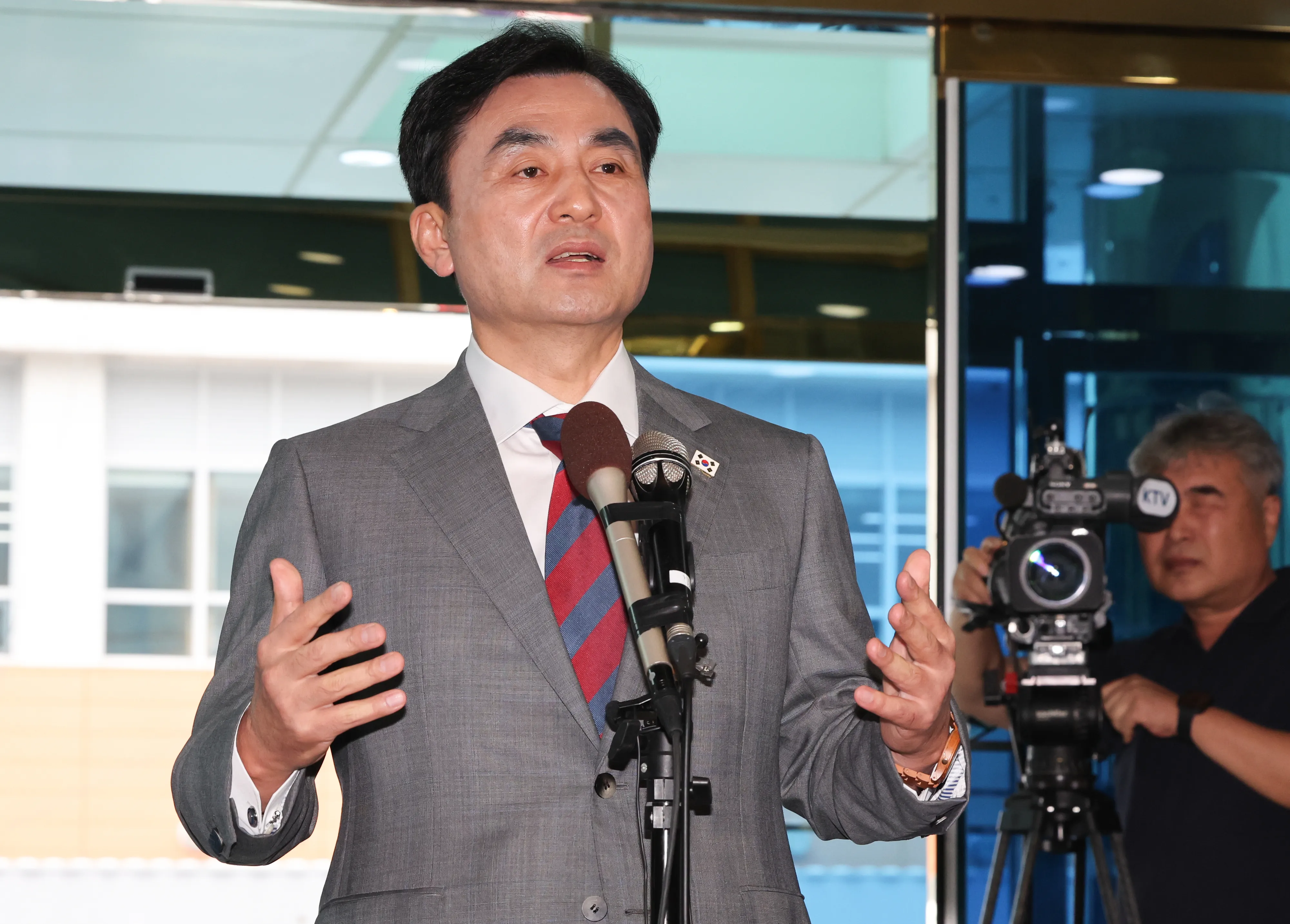 안규백 국방후보 “가장 시급한 국방문제는 정신력과 자긍심 회복”  안규백 국방부장관 후보자가 27일 서울 용산구 육군회관에 마련된 인사청문회 준비 집무실로 출근하며 취재진의 질의에 답하고 있다. 2025.6.27/뉴스1
