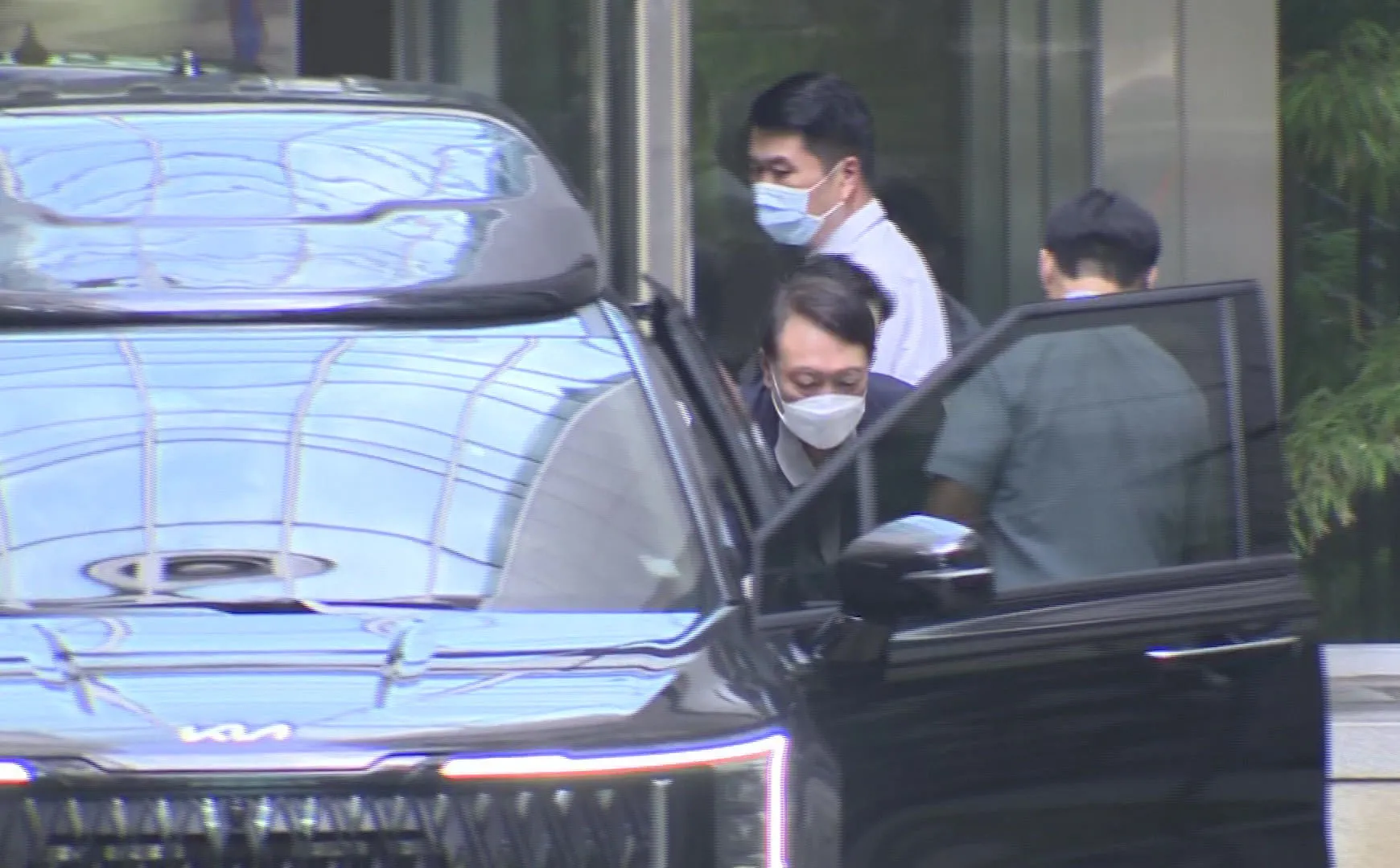 윤 전 대통령, 퇴원하는 김건희 여사 동행  특별검사팀 출범을 앞두고 우울증 등 지병을 이유로 입원했던 김건희 여사가 27일 퇴원했다. 이날 오후 서울아산병원에서 윤석열 전 대통령이 김 여사의 휠체어를 밀어주고 있다. 2025.6.27 연합뉴스TV·연합뉴스