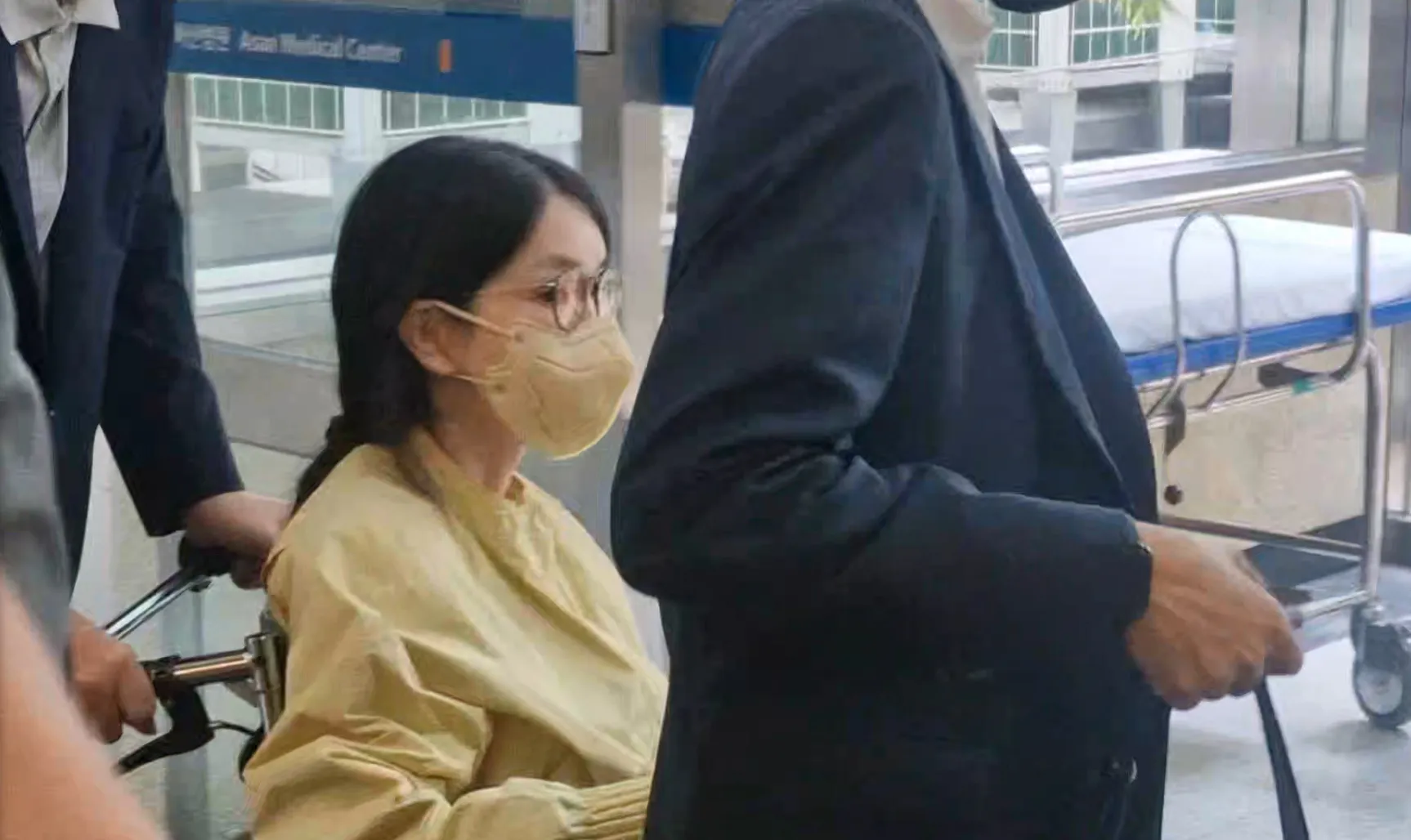 휠체어 타고 퇴원하는 김건희  특별검사팀 출범을 앞두고 우울증 등 지병을 이유로 입원했던 김건희 여사가 27일 서울 송파구 서울아산병원에서 윤석열 전 대통령이 미는 휠체어에 탄 채 퇴원하고 있다.  2025.6.27 SBS·MBC·KBS·YTN·MBN 방송 풀 제공