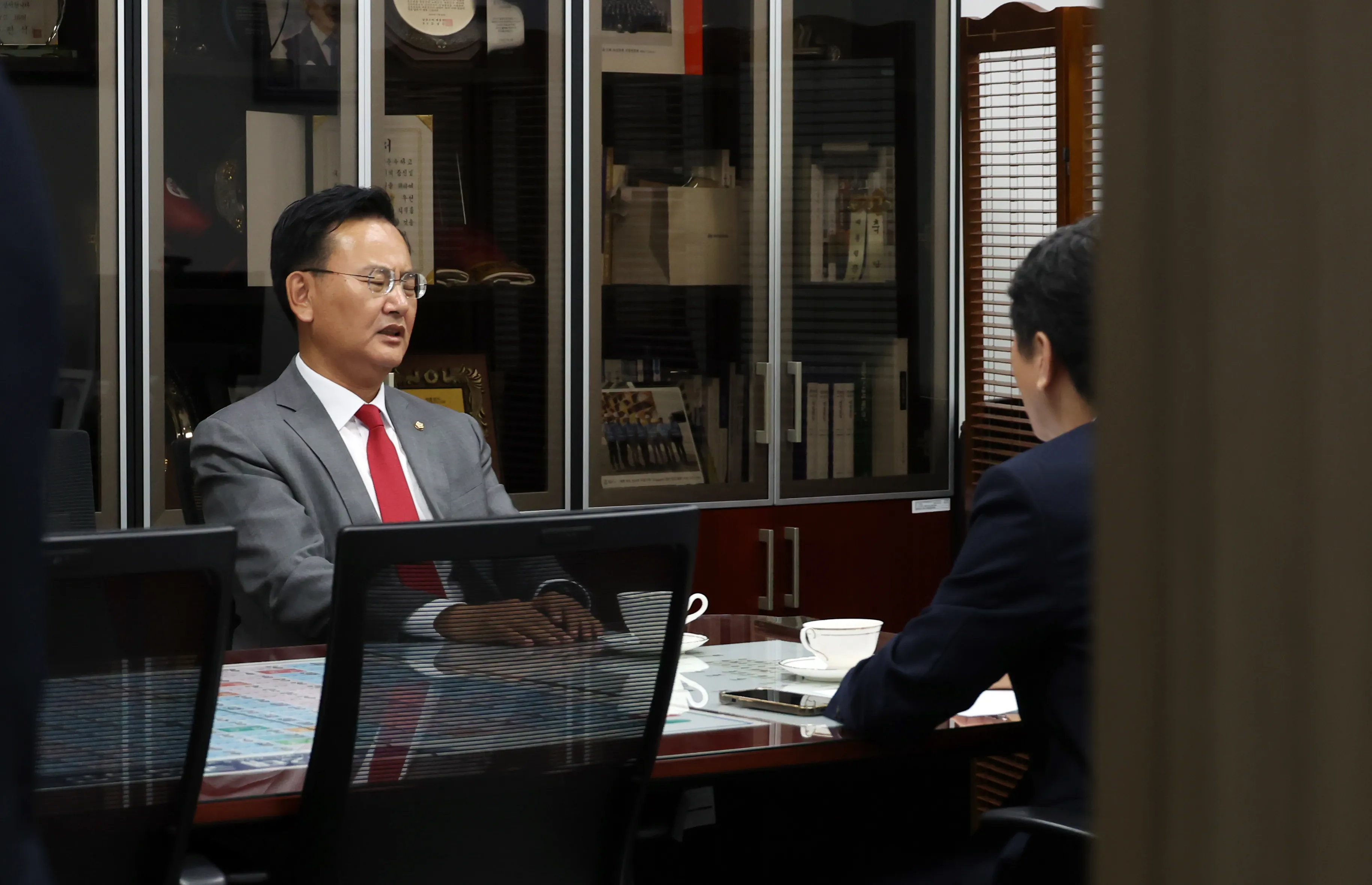 상임위 배분 등 위해 회동하는 여야 원내수석  문진석(오른쪽) 더불어민주당 원내수석부대표와 유상범(왼쪽) 국민의힘 원내수석부대표가 23일 서울 여의도 국회 의원회관에서 상임위원장 배분 등 현안 관련 회동을 하고 있다. 뉴시스