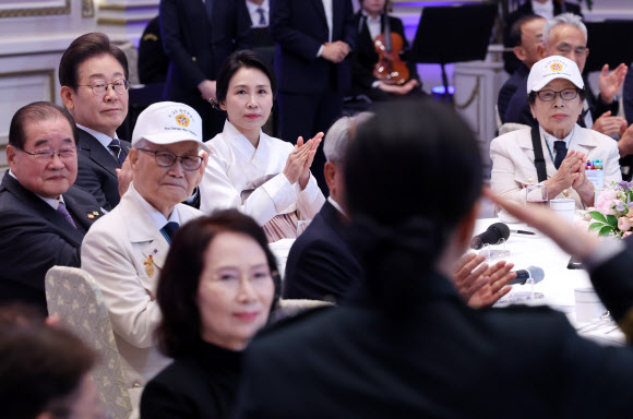 박수치는 이재명 대통령 부부