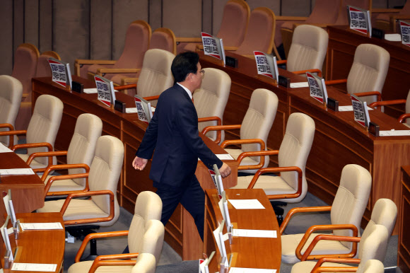 퇴장하는 송언석 원내대표