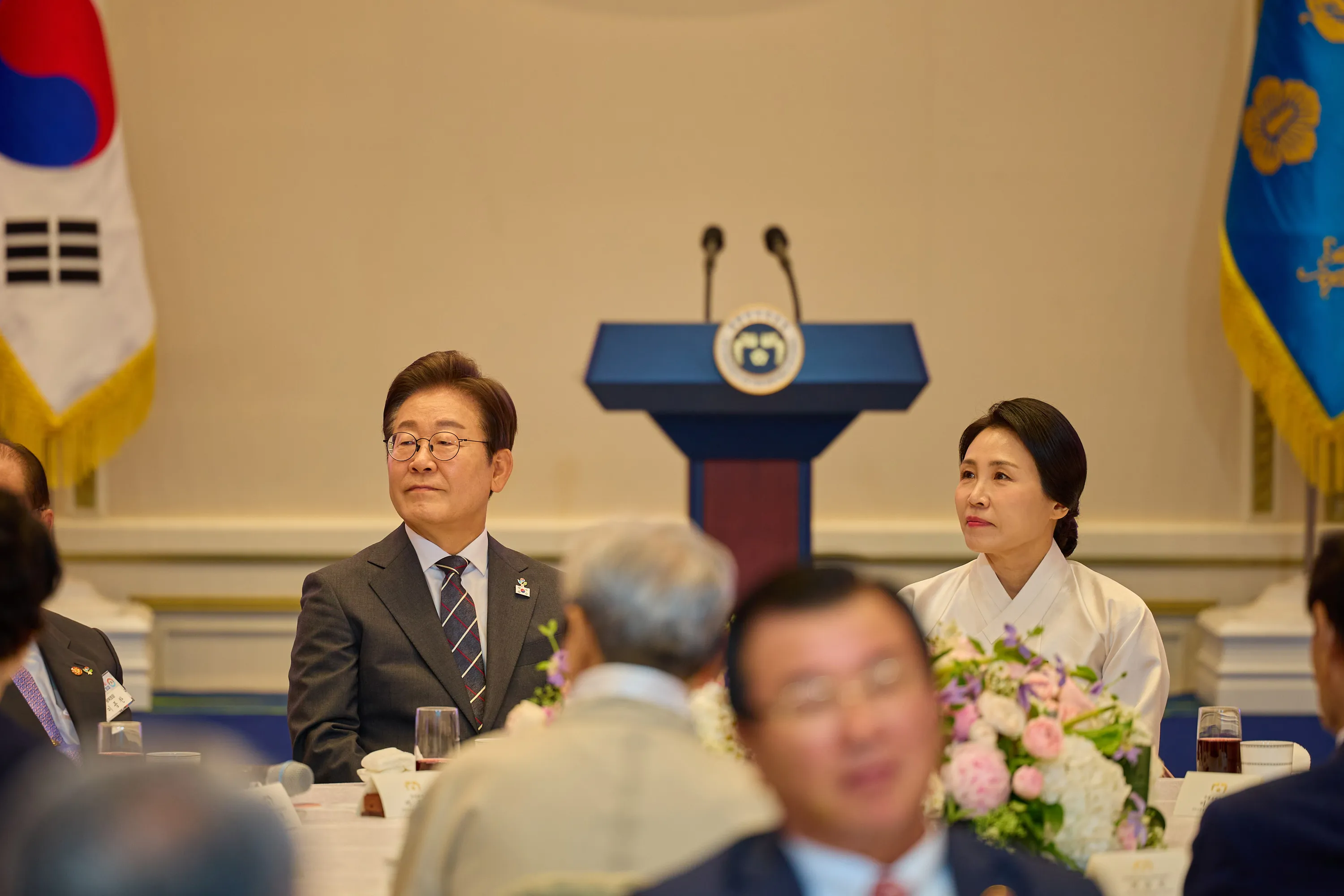 ‘호국보훈의 달, 대통령의 초대’ 행사  이재명 대통령과 부인 김혜경 여사가 27일 청와대 영빈관에서 열린 ‘호국보훈의 달, 대통령의 초대’ 행사에 참석해 자리에 앉아 있다. 사진=대통령실 제공 2025.06.27