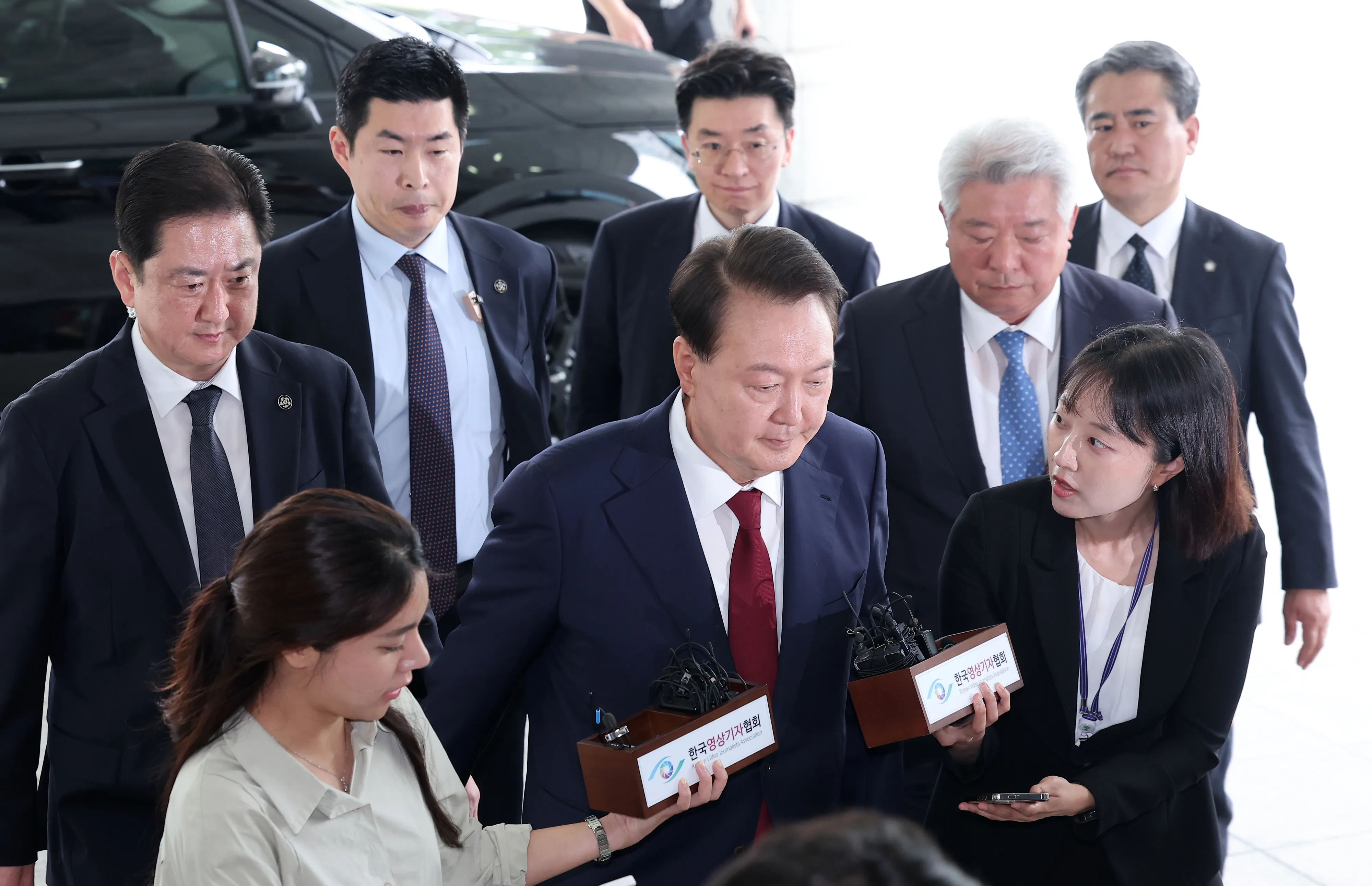포토라인 선 윤석열  윤석열 전 대통령이 28일 피의자 신분으로 내란특검 조사를 받기 위해 서울 서초구 서울고검 청사로 출석하고 있다. 연합뉴스