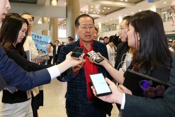 국민의힘 대선 경선에서 탈락한 뒤 정계 은퇴를 선언하고 하와이로 떠났던 홍준표 전 대구시장이 17일 인천국제공항을 통해 귀국해 인터뷰를 하고  있다. 2025.6.17. 뉴스1
