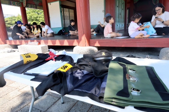 28일 제주목관아에서 ‘2025 제주 국가유산 방문의 해’ 시즌 2 기획행사로 ‘한라춘사제 백일장 어린이 사생대회’가 열려 어린이들이 글을 쓰거나 그림을 그리고 있다. 이번 행사는 넷플릭스 드라마 ‘폭싹 속았수다’ 주인공들이 백일장에 참가하는 장면의 배경이 된 제주목 관아에서 진행돼 드라마 속 1967년 한라춘사제를 재현했다. 2025.6.28.  연합뉴스