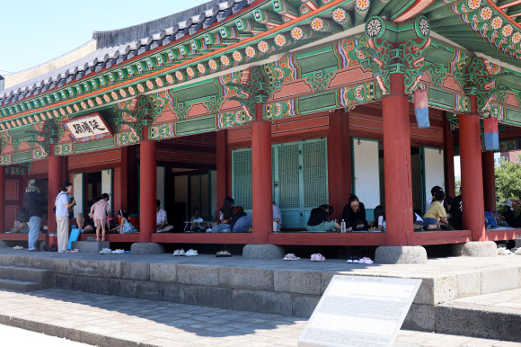 28일 제주목관아에서 ‘2025 제주 국가유산 방문의 해’ 시즌 2 기획행사로 ‘한라춘사제 백일장 어린이 사생대회’가 열려 어린이들이 글을 쓰거나 그림을 그리고 있다. 이번 행사는 넷플릭스 드라마 ‘폭싹 속았수다’ 주인공들이 백일장에 참가하는 장면의 배경이 된 제주목 관아에서 진행돼 드라마 속 1967년 한라춘사제를 재현했다. 2025.6.28.  연합뉴스