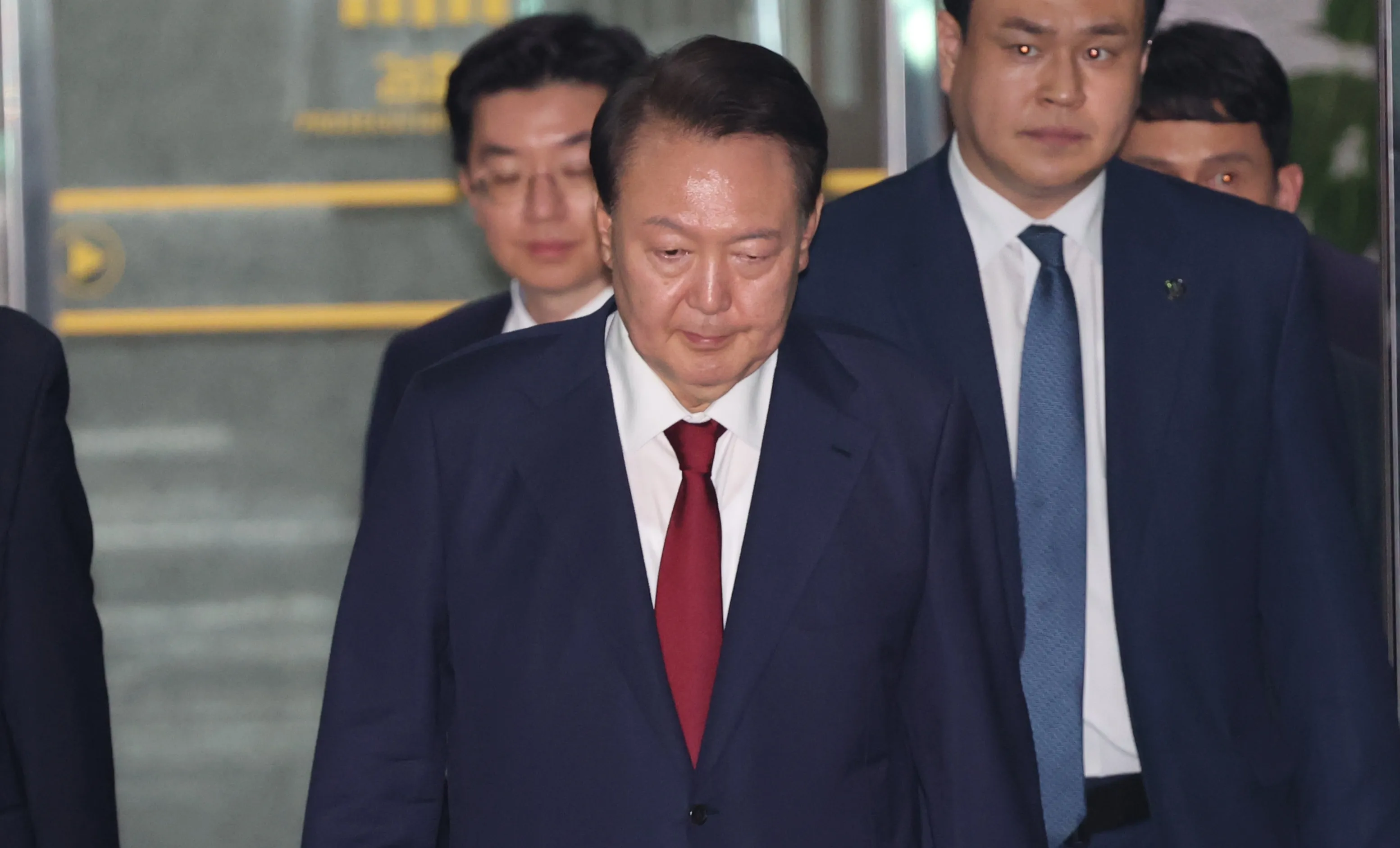 귀가하는 윤 전 대통령  피의자 신분으로 내란 특검 조사를 받은 윤석열 전 대통령이 서초구 서울고검 청사를 나서고 있다. 연합뉴스