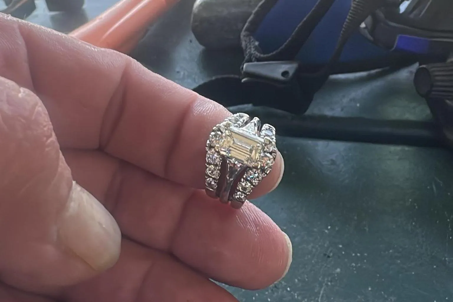 24일(현지시간) 폭스4뉴스와 뉴욕포스트에 따르면 미국 텍사스주의 한 여성은 20일 결혼하면서 물려받은 105년 된 다이아몬드 반지를 거대호수에 빠뜨렸다가 전문 잠수부 도움으로 극적 회수했다. 사진은 회수한 반지. 2025.6.24 페이스북