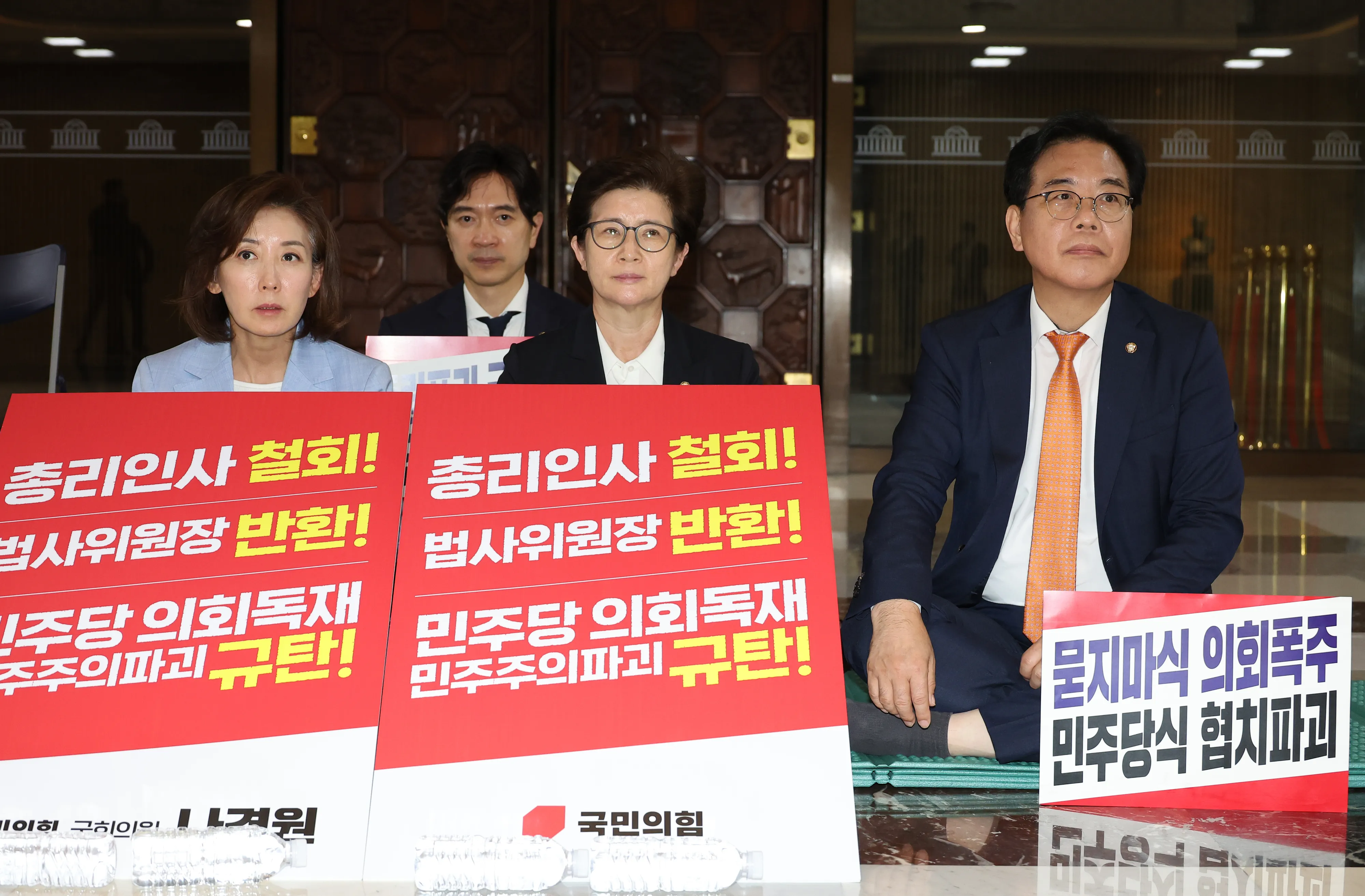 로텐더홀 농성장 방문한 송언석 원내대표  송언석(맨 오른쪽) 국민의힘 원내대표가 27일 국회 로텐더홀에서 김민석 국무총리 후보자의 지명 철회, 법제사법위원장 반환을 촉구하며 농성을 하고 있는 국민의힘 의원들과 만나고 있다. 연합뉴스
