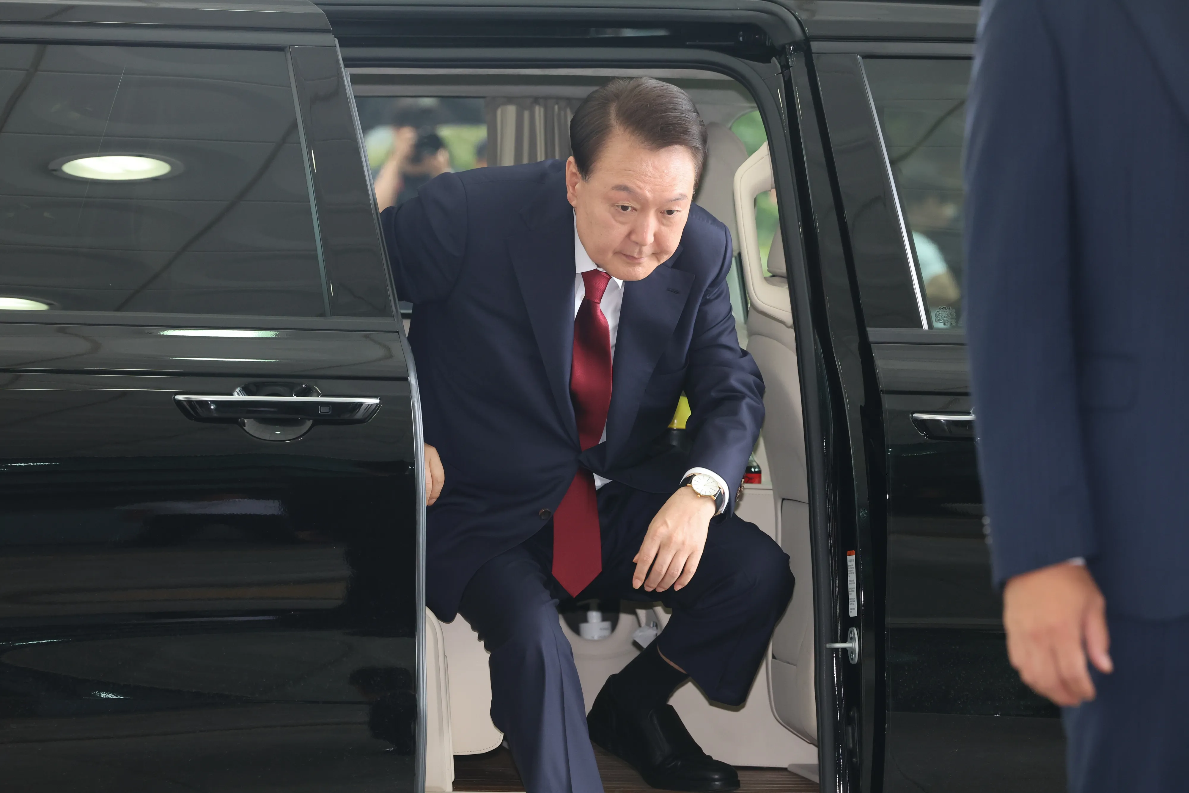 차에서 내리는 윤석열 전 대통령  윤석열 전 대통령이 28일 오전 대면 조사를 받기 위해 서울 서초구 서울고검에 마련된 내란특검 사무실로 출석하고 있다. (공동취재) 2025.06.28.