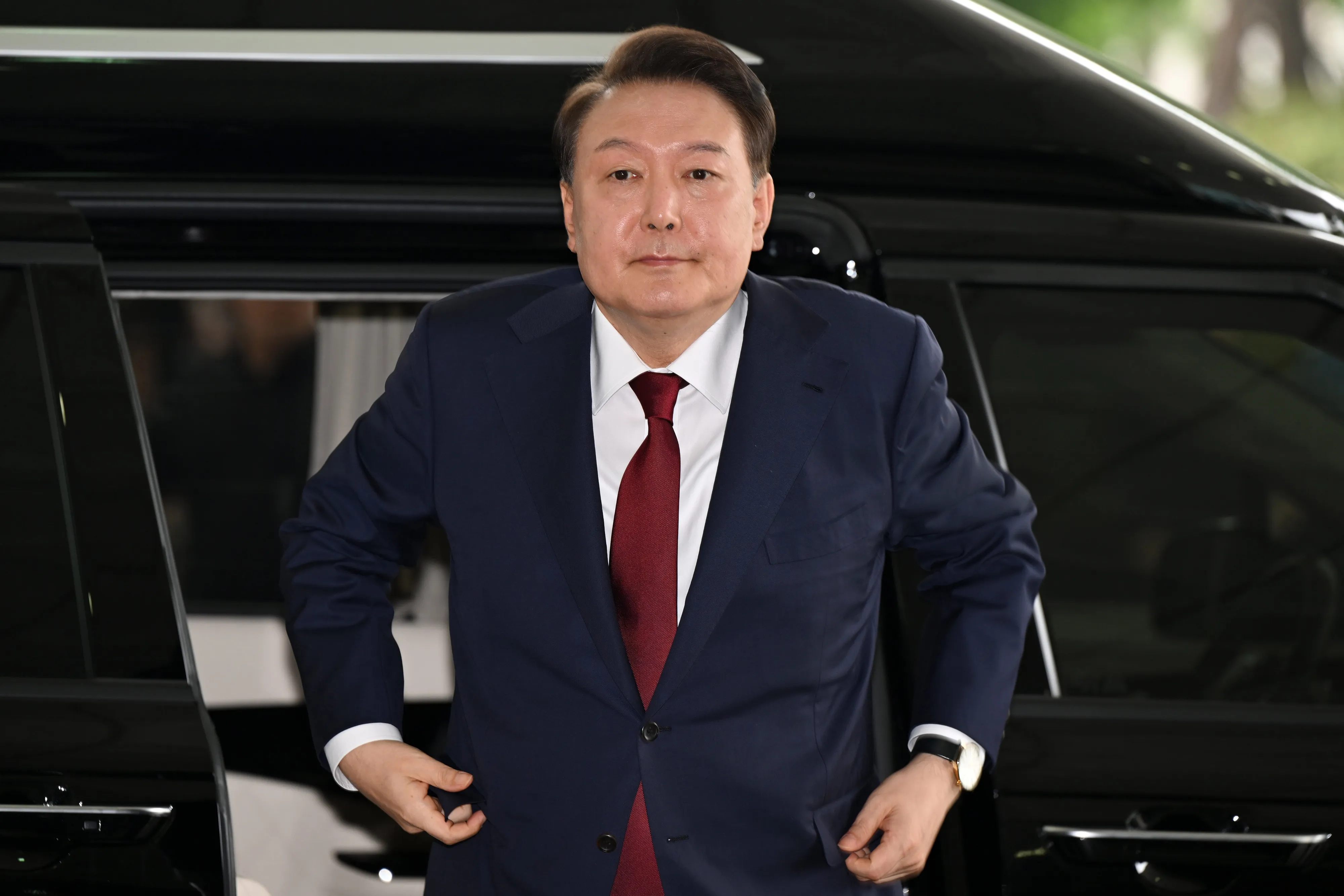 내란 특검 대면조사 출석하는 윤 전 대통령  윤석열 전 대통령이 28일 오전 대면 조사를 받기 위해 서울 서초구 서울고검에 마련된 내란특검 사무실로 출석하고 있다. (공동취재) 2025.06.28.