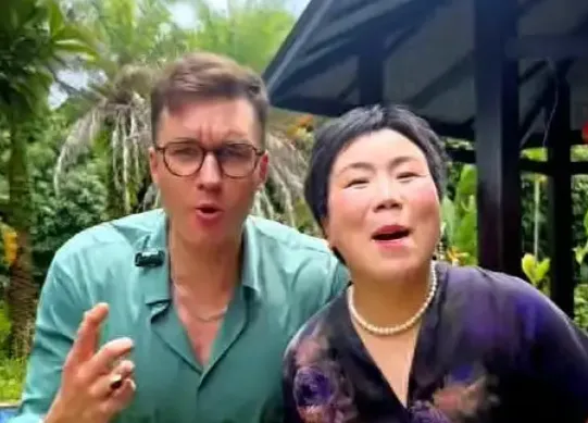 중국에서 아들의 러시아인 친구와 결혼한 50대 여성이 최근 임신 사실을 공개해 눈길을 끌고 있다. 더우인