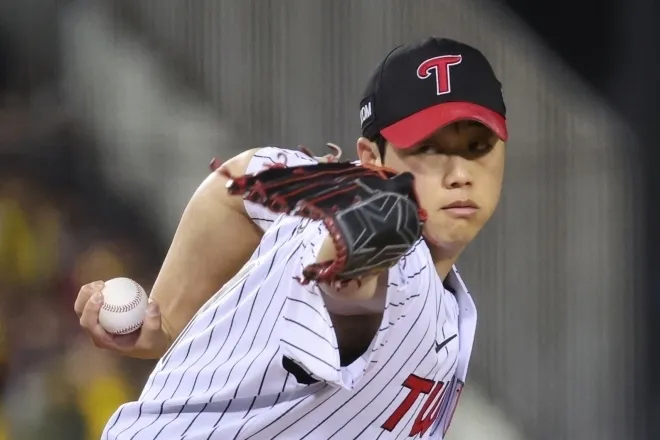 LG 트윈스 함덕주가 2023년 11월 13일 서울 잠실야구장에서 열린 2023 KBO 포스트시즌 kt wiz와의 한국시리즈 5차전에서 공을 던지고 있다. 연합뉴스
