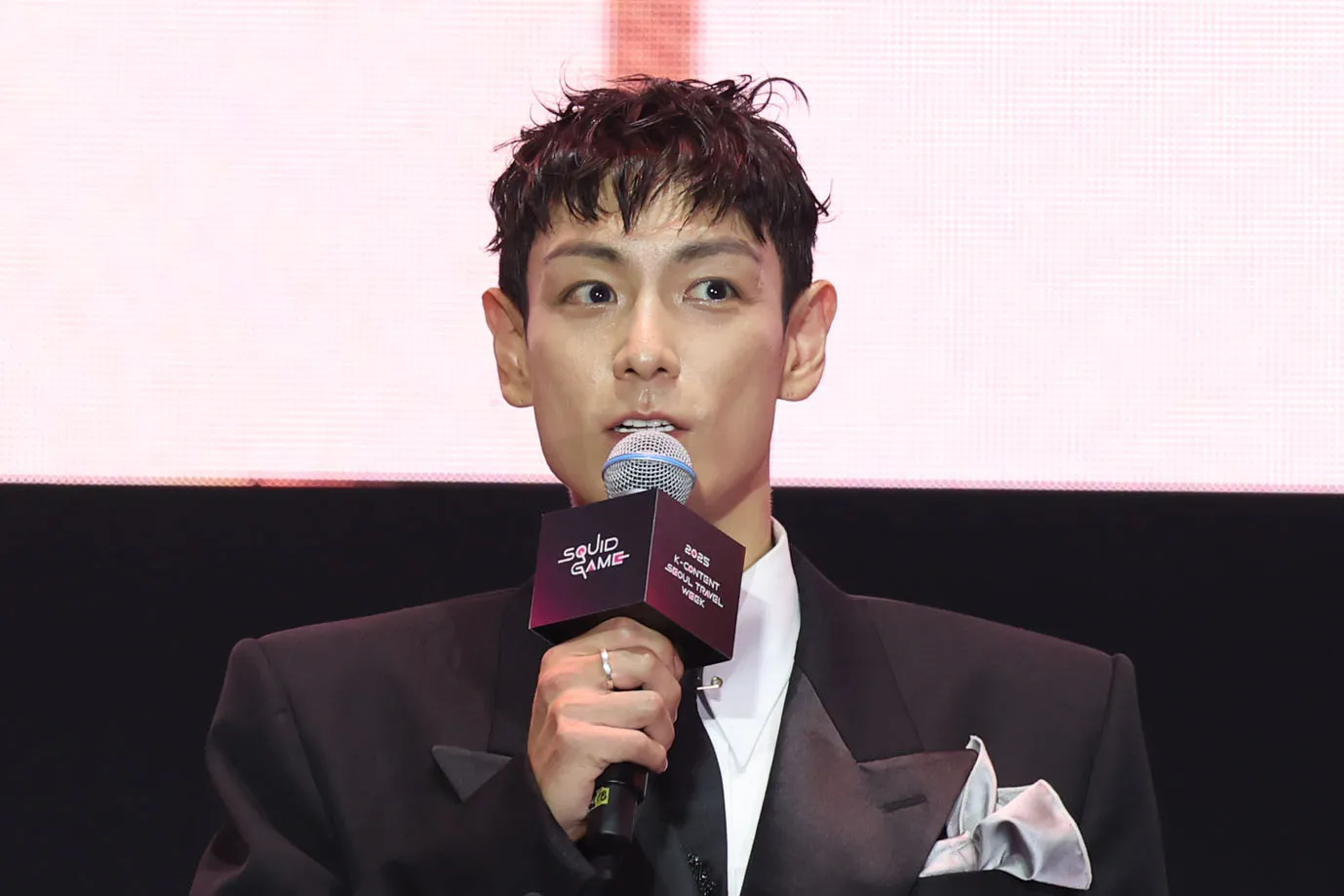 인사말 하는 최승현  28일 서울 중구 서울광장에서 열린 오징어게임3 팬 이벤트 행사에서 배우 최승현이 인사를 하고 있다. 2025.06.28. 뉴시스