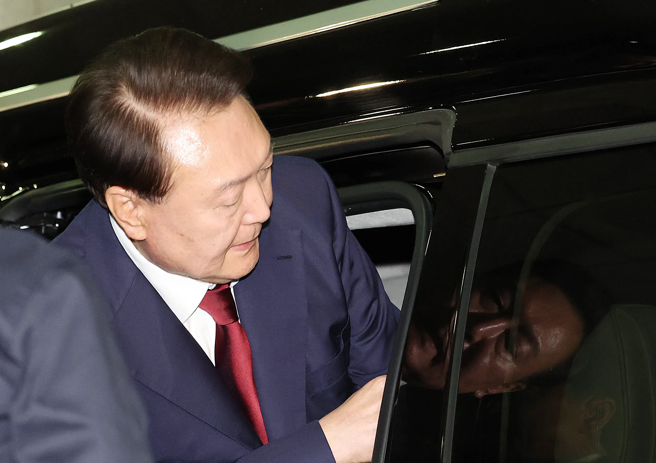 대면조사 마친 윤석열 전 대통령  내란특검 대면조사를 마친 윤석열 전 대통령이 29일 오전 서울 서초구 서울고검에 마련된 내란특검 사무실에서 나와 귀가하고 있다. 뉴시스
