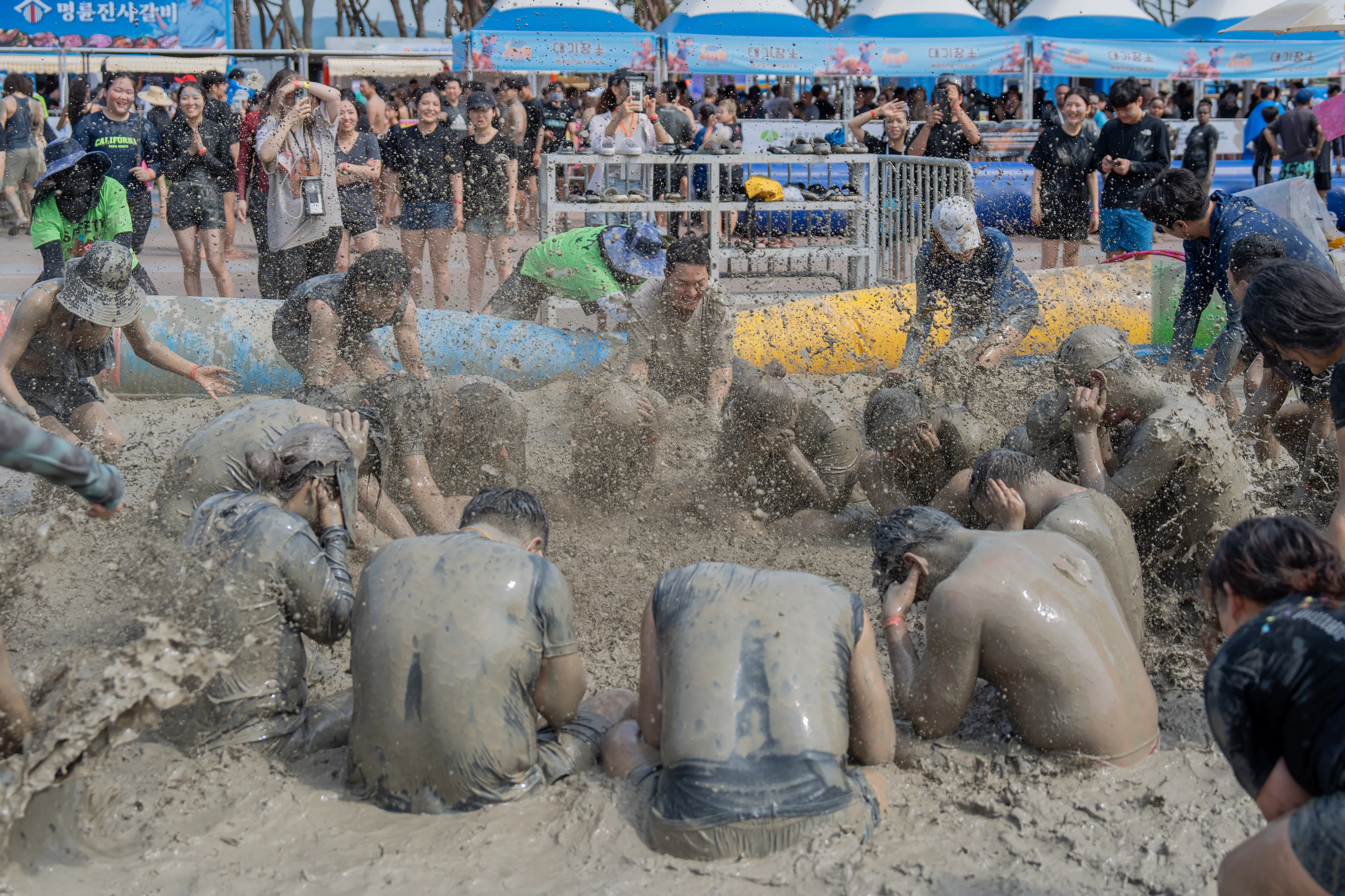 올해 보령머드축제 새달 25일부터 8월 10일까지  지난해 열린 보령머드축제에서 참가자들이 머드 체험 행사에 참여하고 있다.
보령시 제공