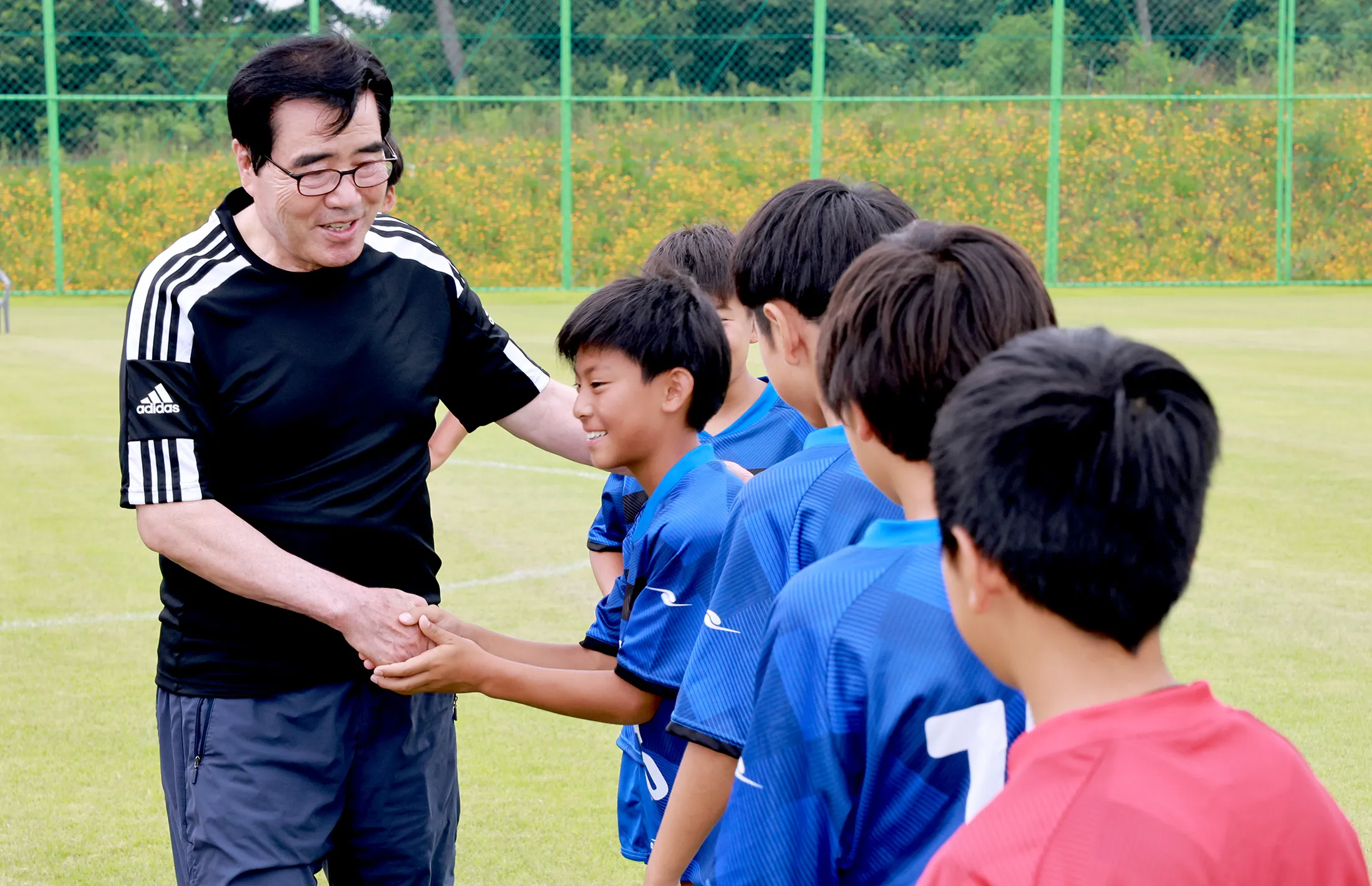 김동일(왼쪽) 보령시장이 일본 후지사와시 학생 선수들과 인사하고 있다.
보령시 제공