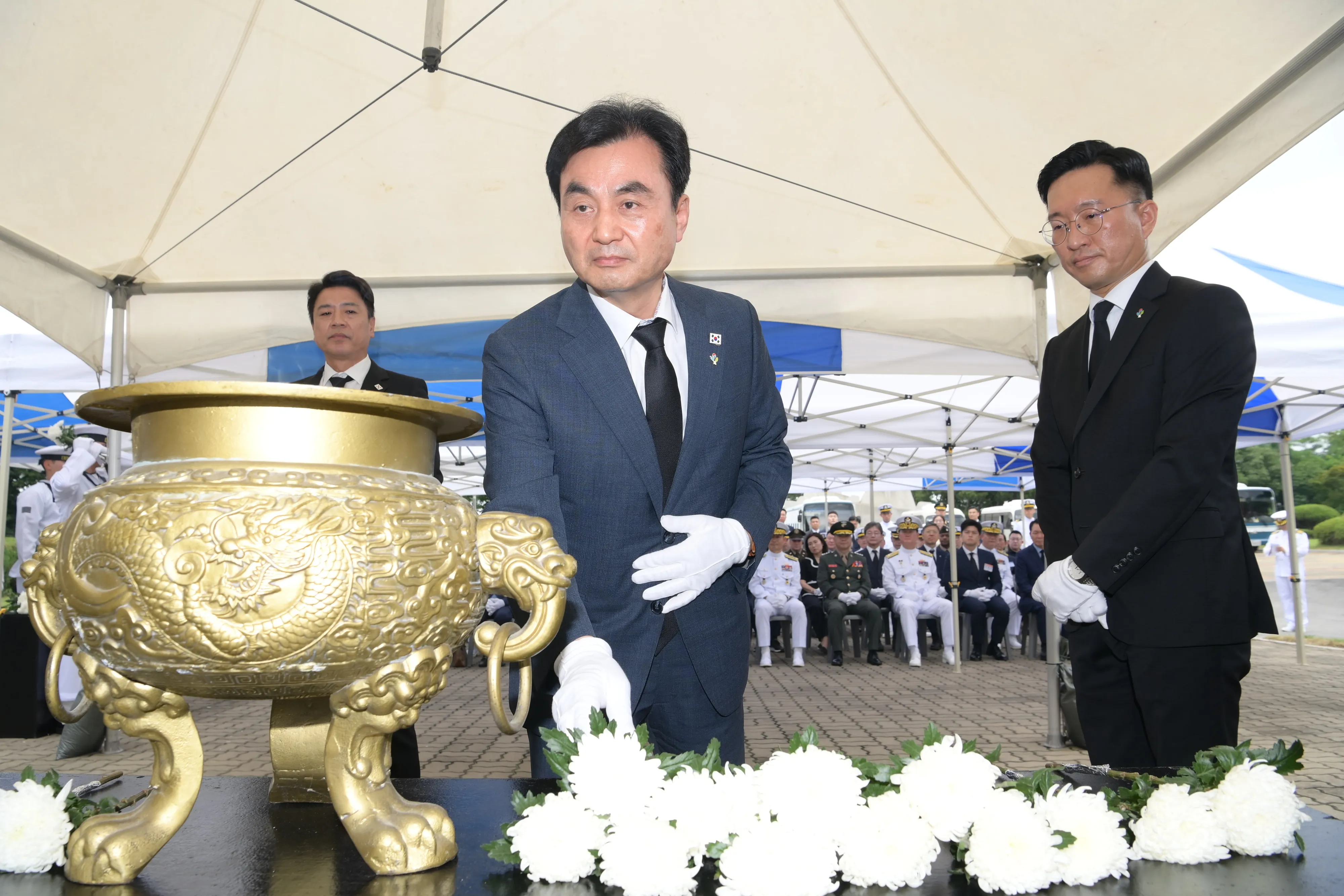 안규백(가운데) 국방부 장관 후보자가 29일 경기 평택 해군제2함대사령부에서 거행된 제2연평해전 승전 23주년 기념행사 참석해 전승비에 헌화하고 있다. 2025.6.29 해군 제공