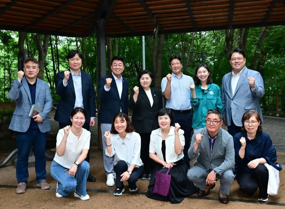 지난 27일 오전, 은평구 백련산 등산로 입구에서 실시된 ‘붉은등우단털파리 친환경 포집 시범사업’현장에서 참석자들이 기념사진을 찍고 있다.
