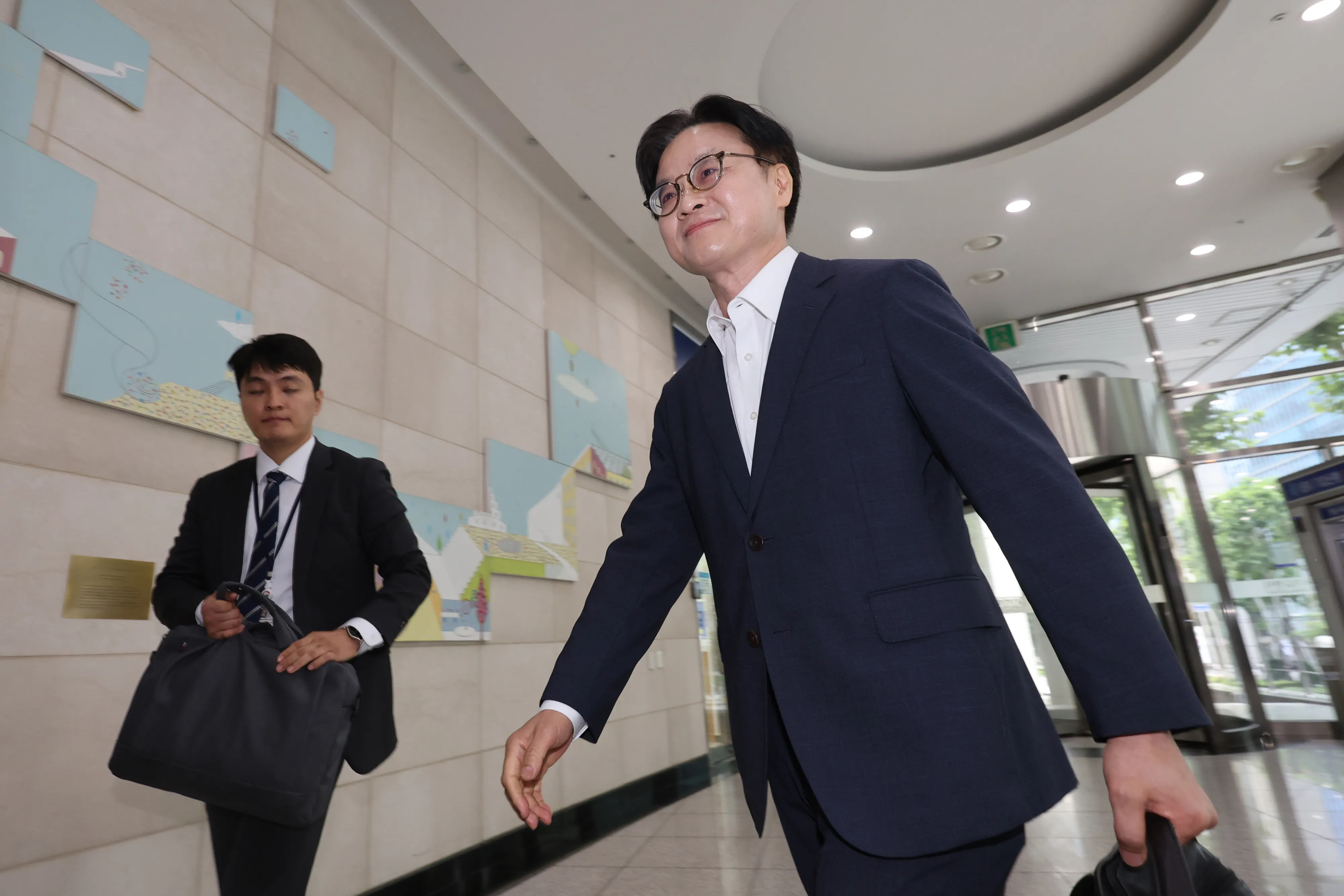 산업통상자원부 장관 후보자로 지명된 김정관 두산에너빌리티 사장이 30일 서울 강남구 한국기술센터에 마련된 인사청문회 준비사무실로 첫 출근을 하며 취재진의 질문에 답하고 있다. 2025.6.30. 연합뉴스