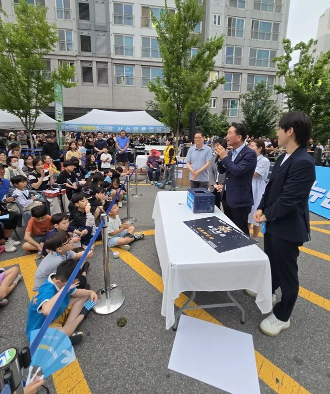 참여 주민 경품 추첨식에서 인사말을 하는 김태수 위원장